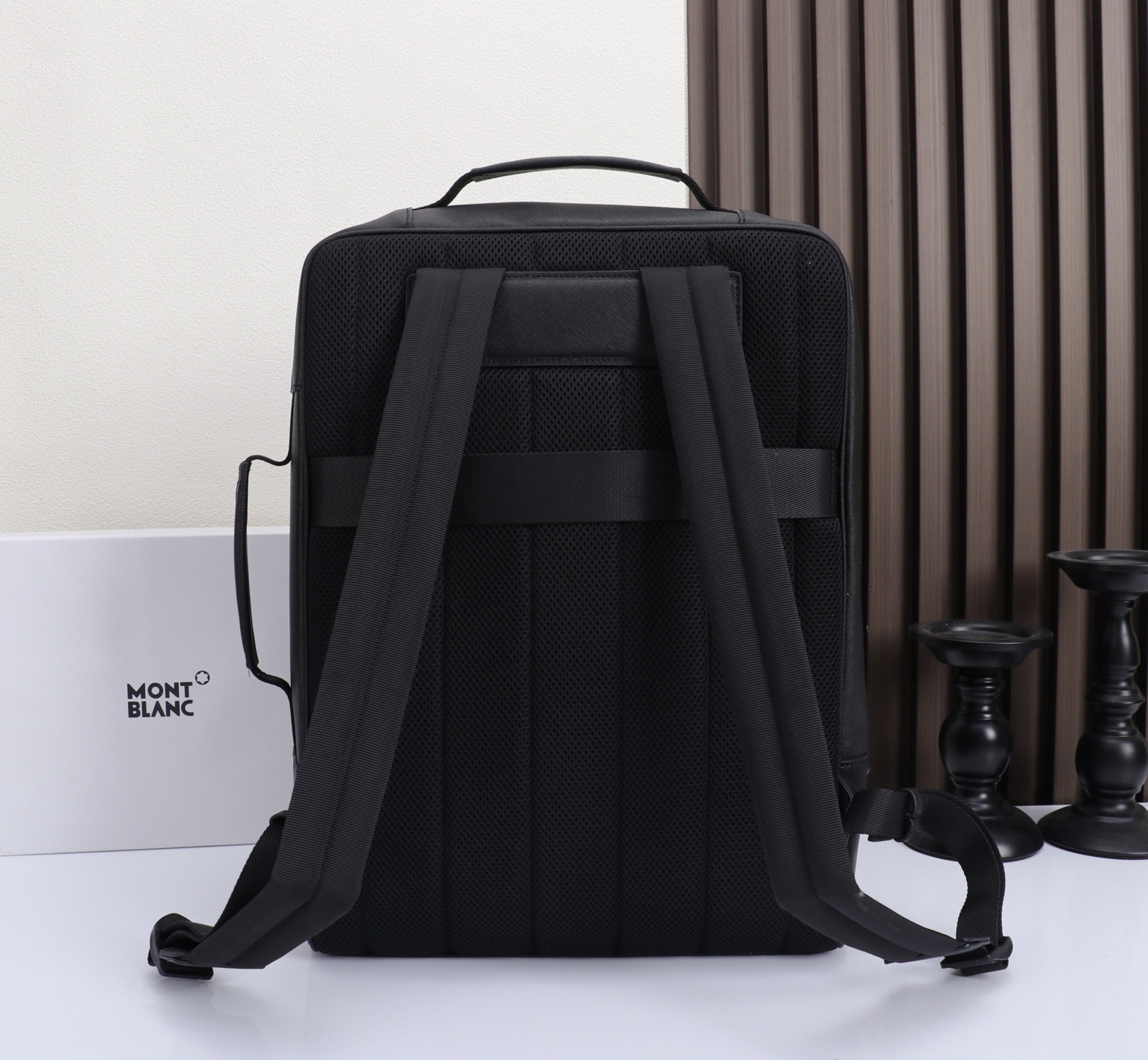 MONTBLANC 万宝龙匠心系列精选双肩背包 经典黑 型号:MB# 材质:专柜皮牛皮 款式:来自万宝龙专柜购版打 MONTBLANC 万宝龙匠心系列精选双肩背包 经典黑 型号:MB# 材质:专柜皮牛皮 款式:来自万宝龙专柜购版打