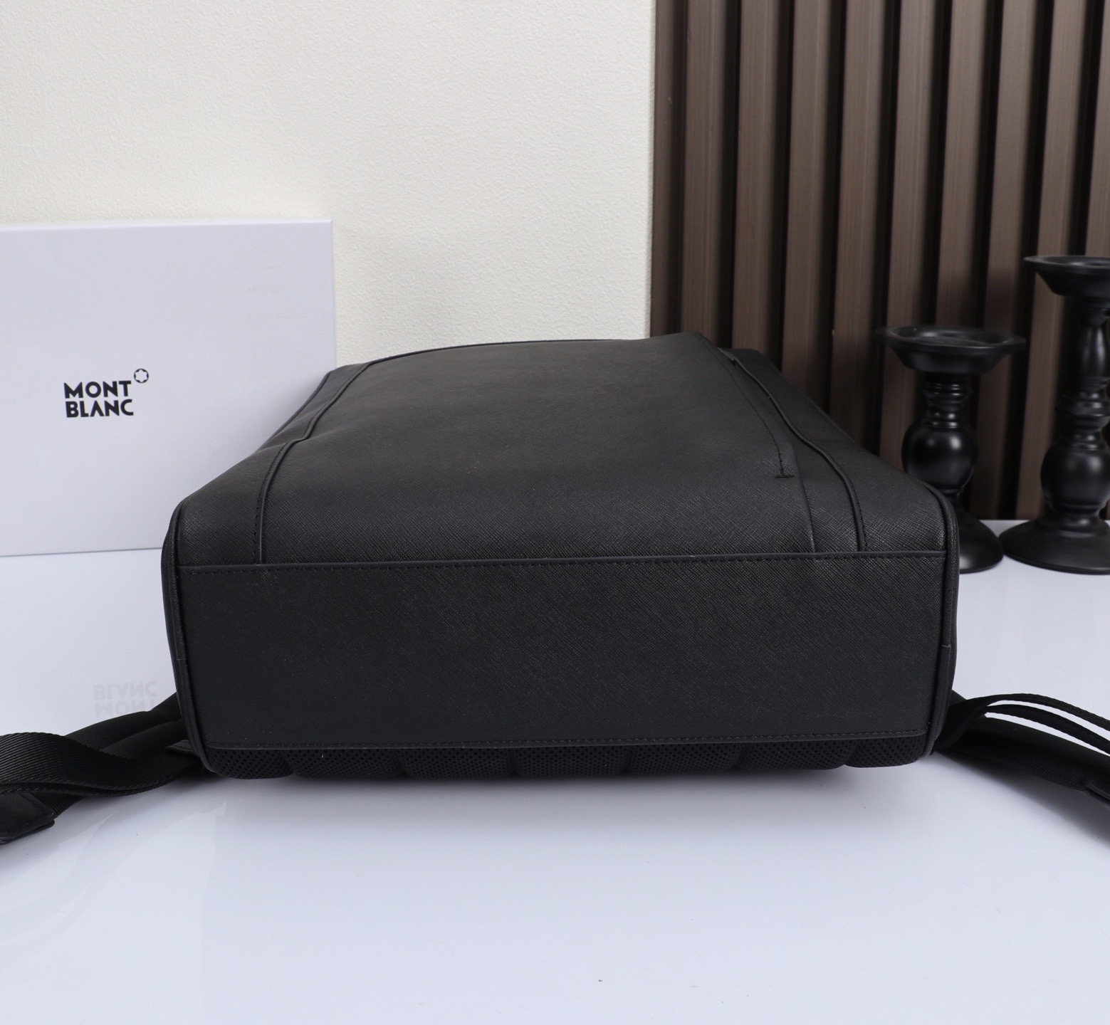 MONTBLANC 万宝龙匠心系列精选双肩背包 经典黑 型号:MB# 材质:专柜皮牛皮 款式:来自万宝龙专柜购版打 MONTBLANC 万宝龙匠心系列精选双肩背包 经典黑 型号:MB# 材质:专柜皮牛皮 款式:来自万宝龙专柜购版打