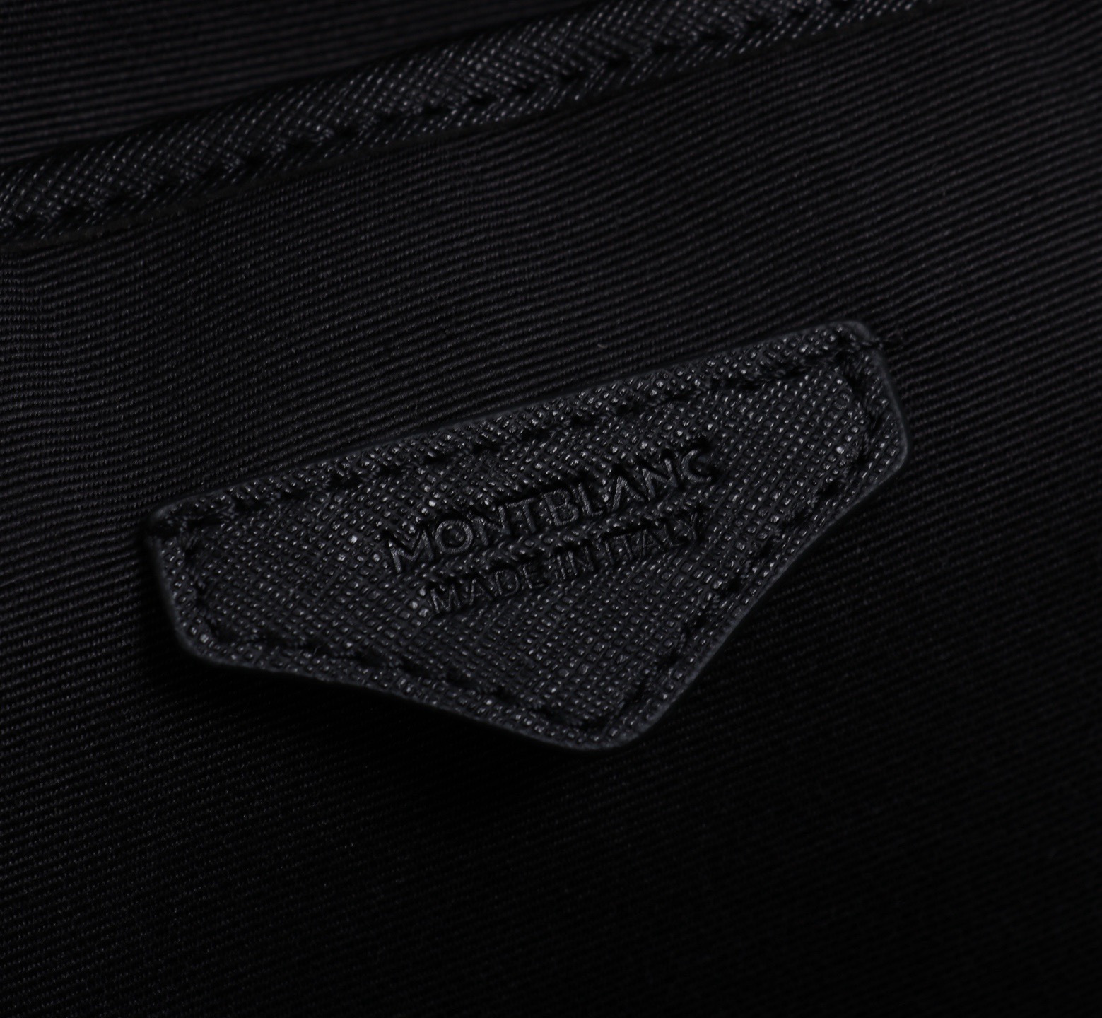 MONTBLANC 万宝龙匠心系列精选双肩背包 经典黑 型号:MB# 材质:专柜皮牛皮 款式:来自万宝龙专柜购版打 MONTBLANC 万宝龙匠心系列精选双肩背包 经典黑 型号:MB# 材质:专柜皮牛皮 款式:来自万宝龙专柜购版打