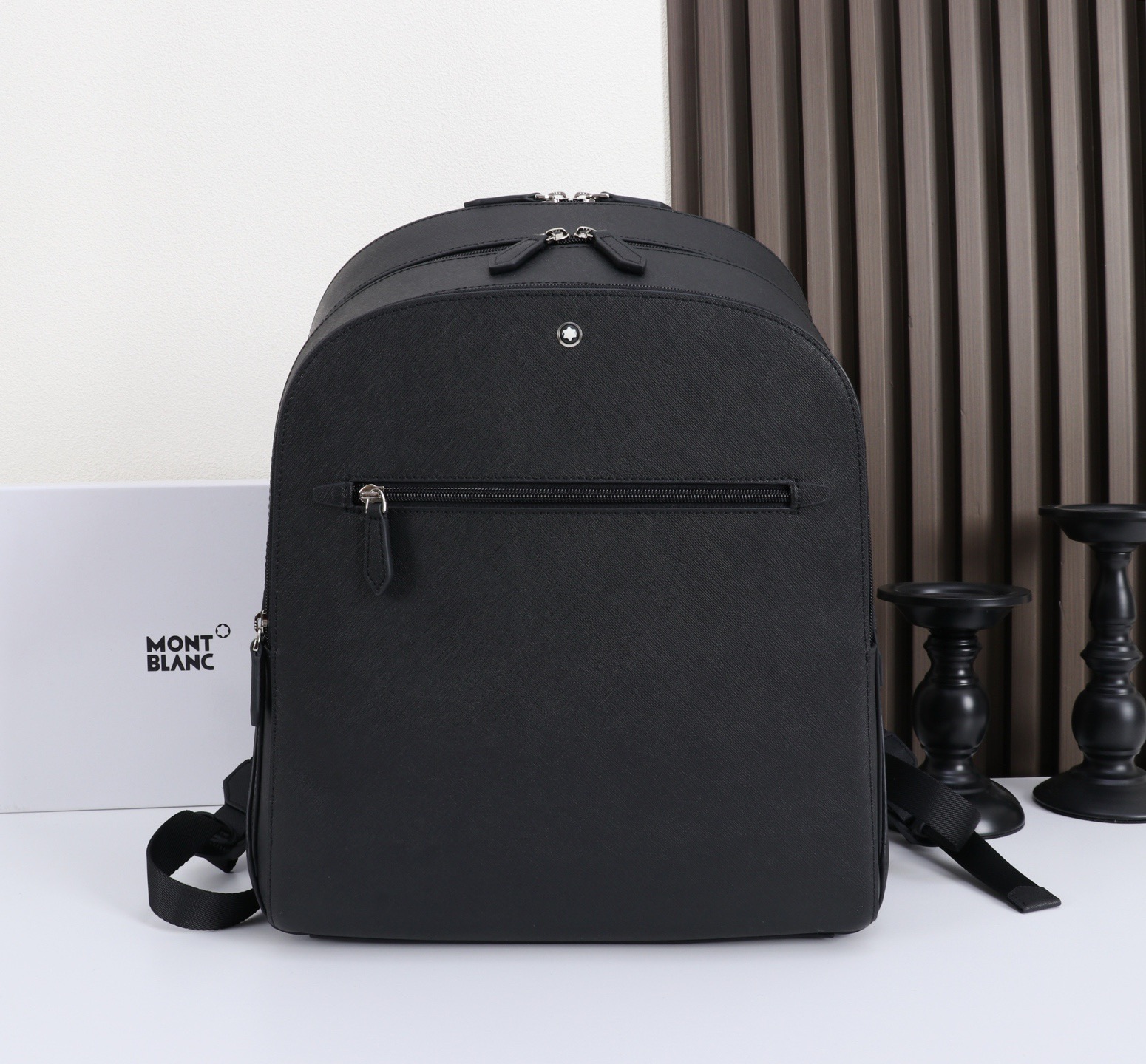 MONTBLANC 全新万宝龙匠心系列双肩背包 经典黑色 型号:MB# 材质:头层牛皮(原版皮) 款式:来自万宝龙专柜 MONTBLANC 全新万宝龙匠心系列双肩背包 经典黑色 型号:MB# 材质:头层牛皮(原版皮) 款式:来自万宝龙专柜