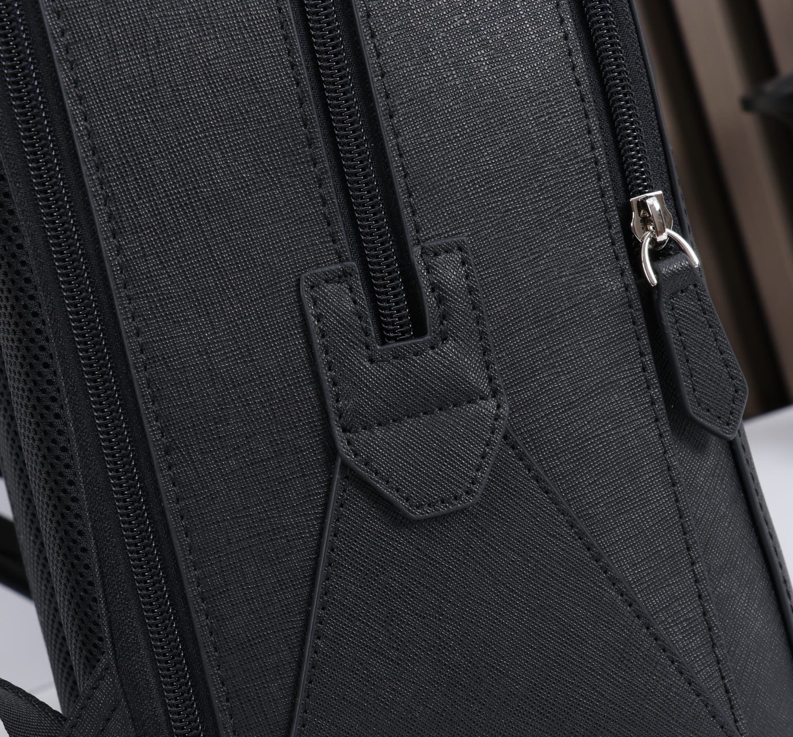 MONTBLANC 全新万宝龙匠心系列双肩背包 经典黑色 型号:MB# 材质:头层牛皮(原版皮) 款式:来自万宝龙专柜 MONTBLANC 全新万宝龙匠心系列双肩背包 经典黑色 型号:MB# 材质:头层牛皮(原版皮) 款式:来自万宝龙专柜