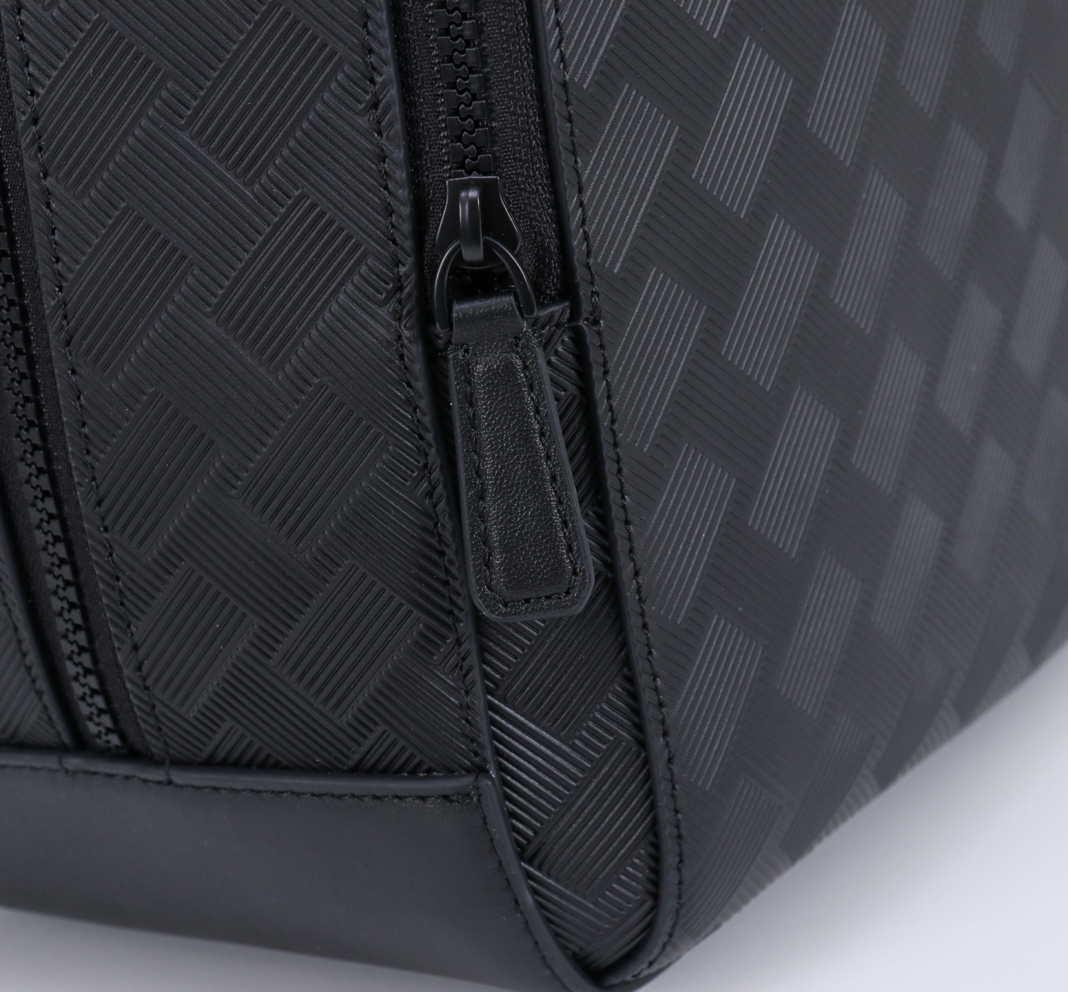 MONTBLANC全新万宝龙风尚3.0系列中号双肩背包 型号：MB# 材质：头层牛皮 （原版皮） 包装：专柜同步包装 款