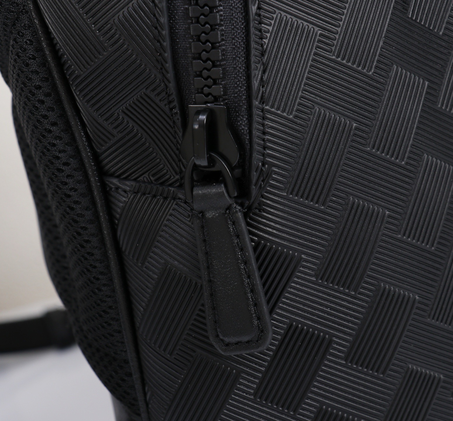 MONTBLANC全新万宝龙风尚3.0系列M双肩背包经典黑 型号:MB# 材质:头层牛皮 (原版皮) 包装:专柜同步包装 MONTBLANC全新万宝龙风尚3.0系列M双肩背包经典黑 型号:MB# 材质:头层牛皮 (原版皮) 包装:专柜同步包装