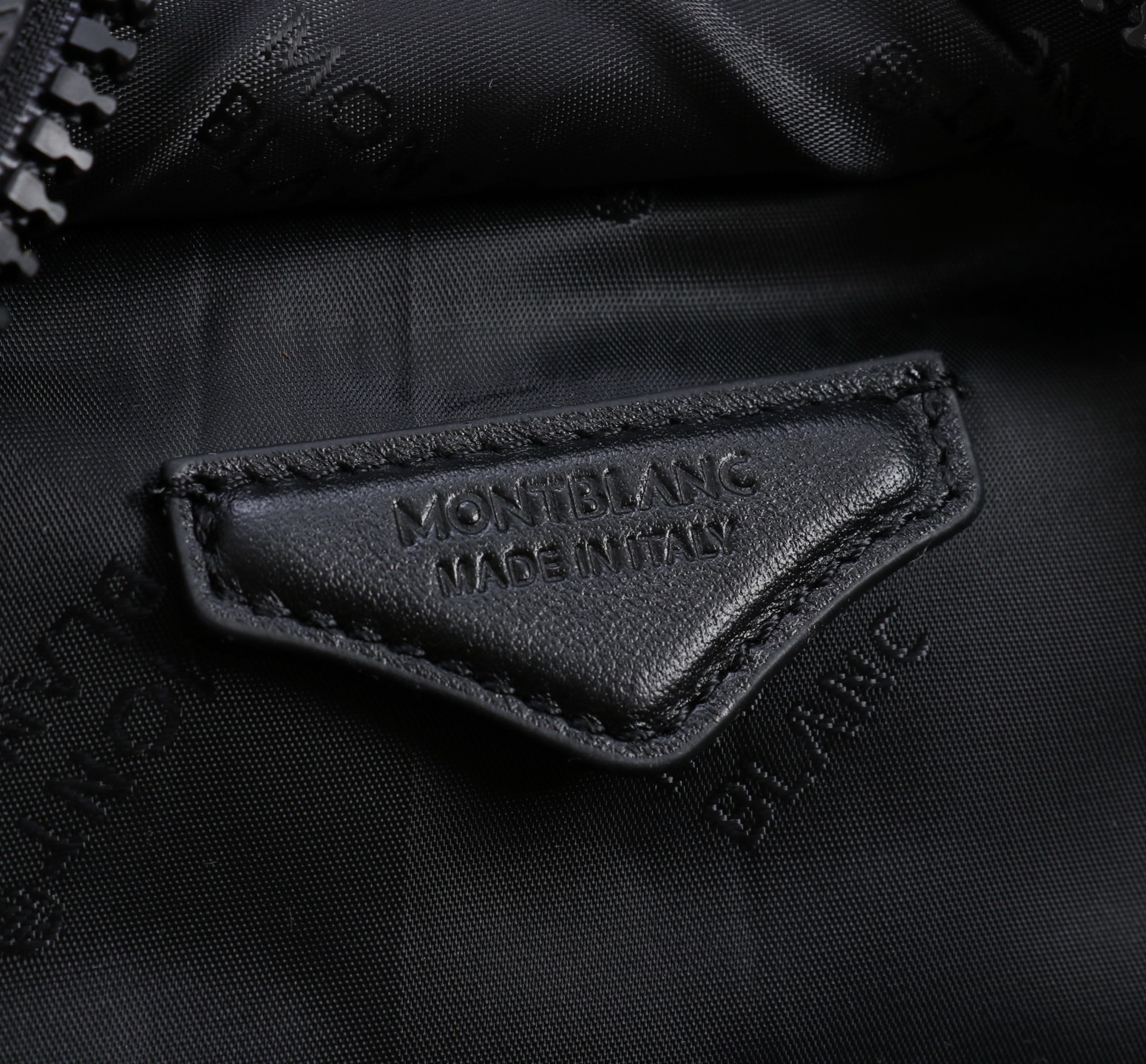 MONTBLANC全新万宝龙风尚3.0系列M双肩背包经典黑 型号:MB# 材质:头层牛皮 (原版皮) 包装:专柜同步包装 MONTBLANC全新万宝龙风尚3.0系列M双肩背包经典黑 型号:MB# 材质:头层牛皮 (原版皮) 包装:专柜同步包装