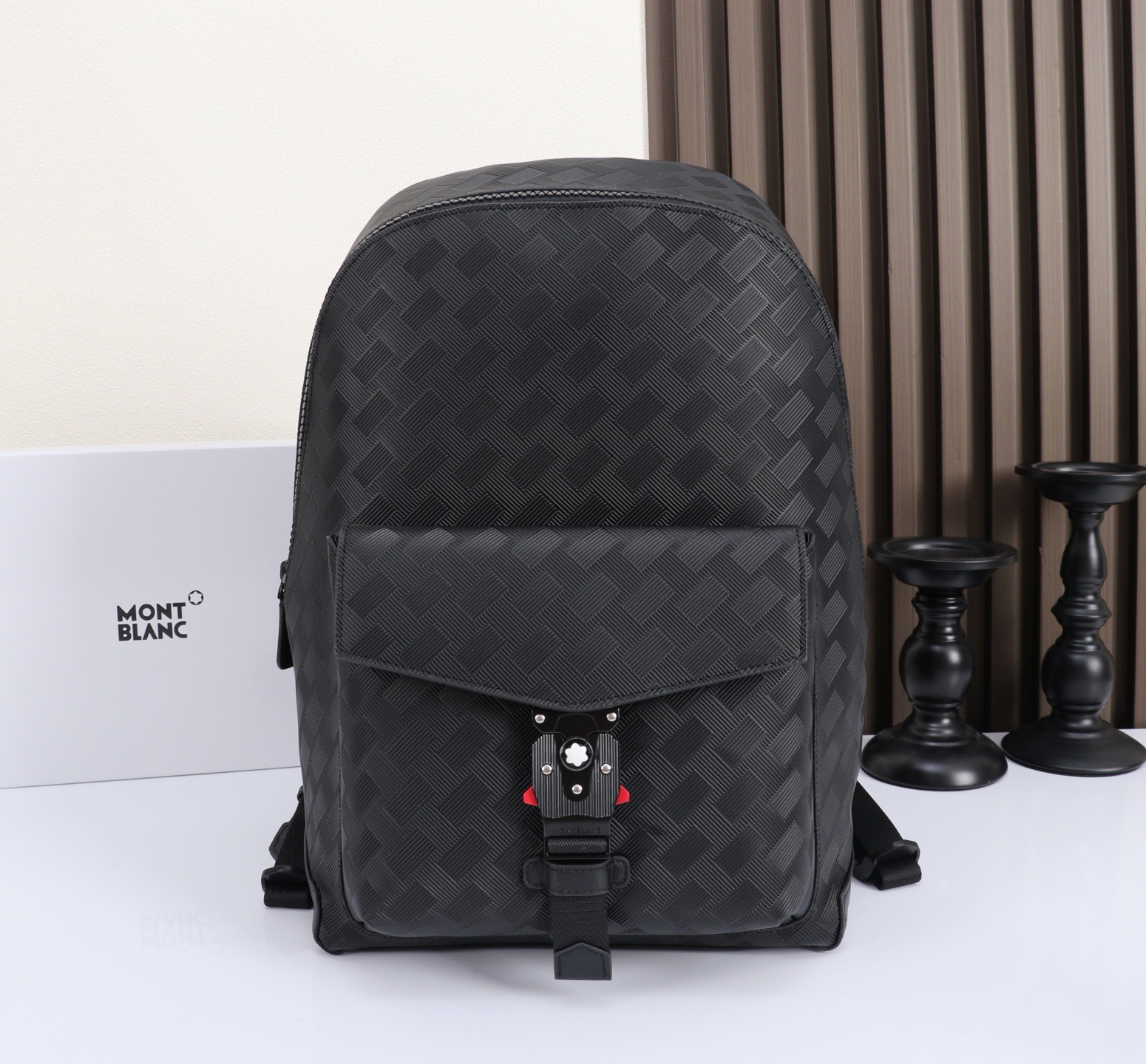 MONTBLANC全新万宝龙风尚3.0系列M双肩背包经典黑 型号:MB# 材质:头层牛皮 (原版皮) 包装:专柜同步包装 MONTBLANC全新万宝龙风尚3.0系列M双肩背包经典黑 型号:MB# 材质:头层牛皮 (原版皮) 包装:专柜同步包装