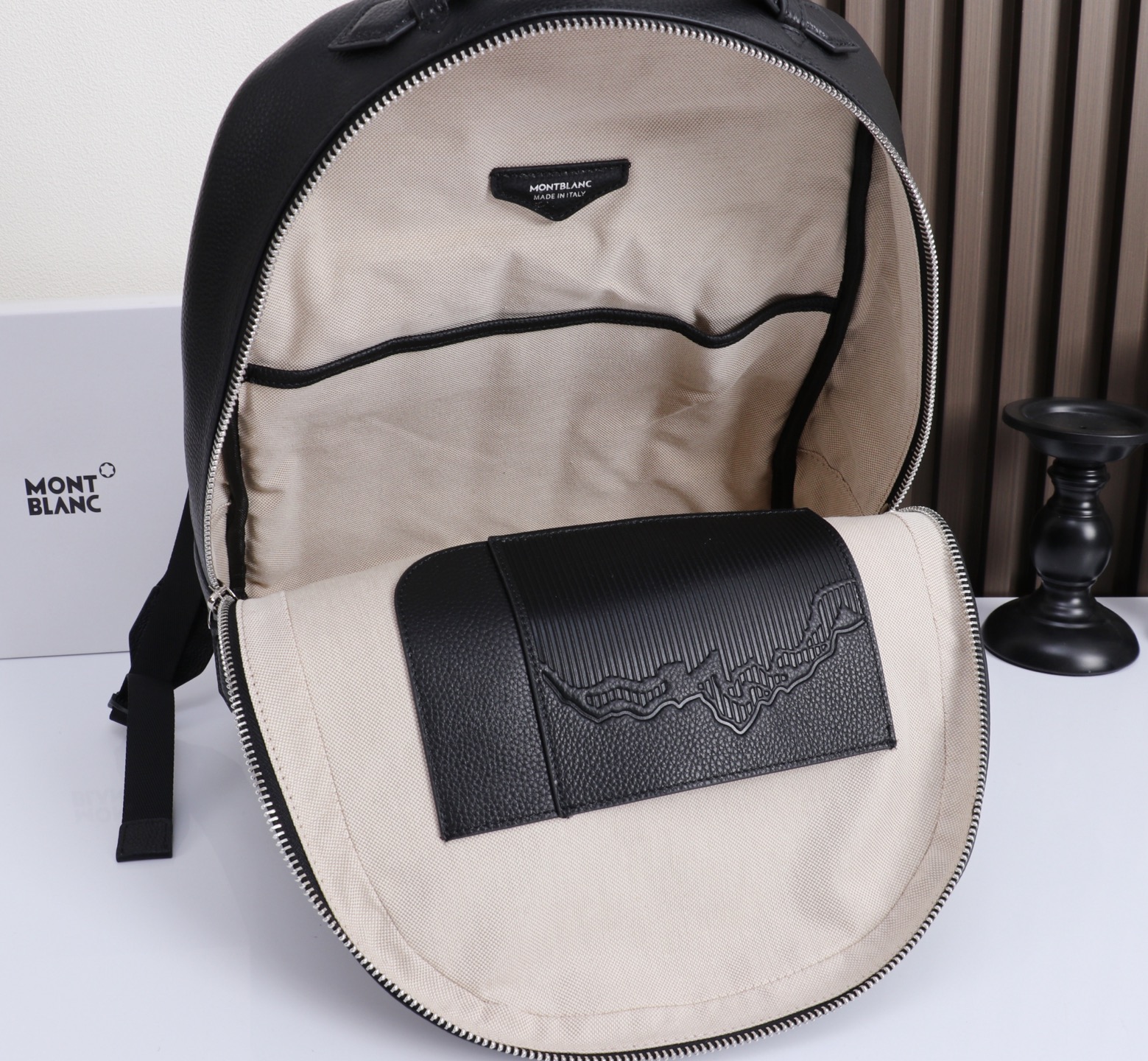 MONTBLANC 万宝龙软皮精选系列双肩背包 型号:MB# 材质:专柜皮牛皮 款式:来自万宝龙专柜购版打造 包装:专柜 MONTBLANC 万宝龙软皮精选系列双肩背包 型号:MB# 材质:专柜皮牛皮 款式:来自万宝龙专柜购版打造 包装:专柜