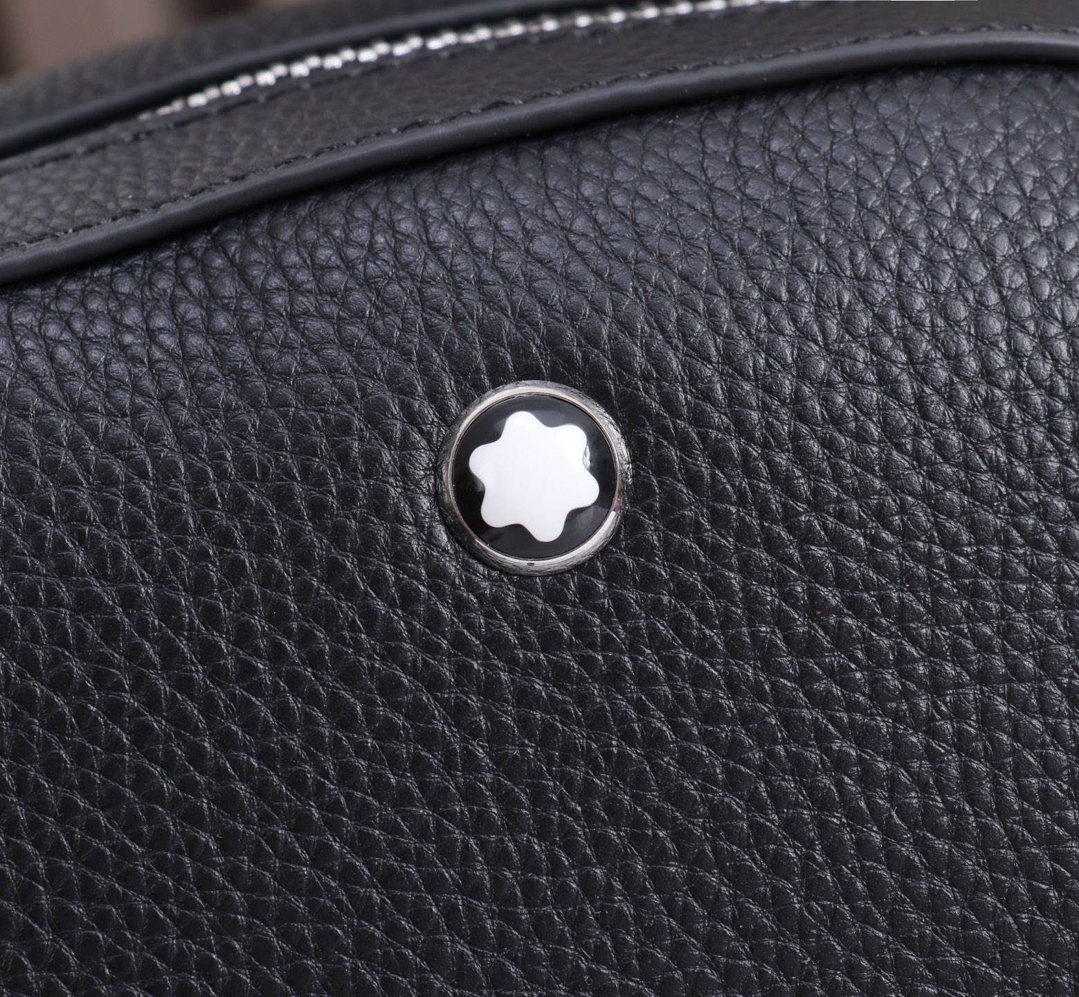 MONTBLANC 万宝龙软皮精选系列双肩背包 型号:MB# 材质:专柜皮牛皮 款式:来自万宝龙专柜购版打造 包装:专柜 MONTBLANC 万宝龙软皮精选系列双肩背包 型号:MB# 材质:专柜皮牛皮 款式:来自万宝龙专柜购版打造 包装:专柜