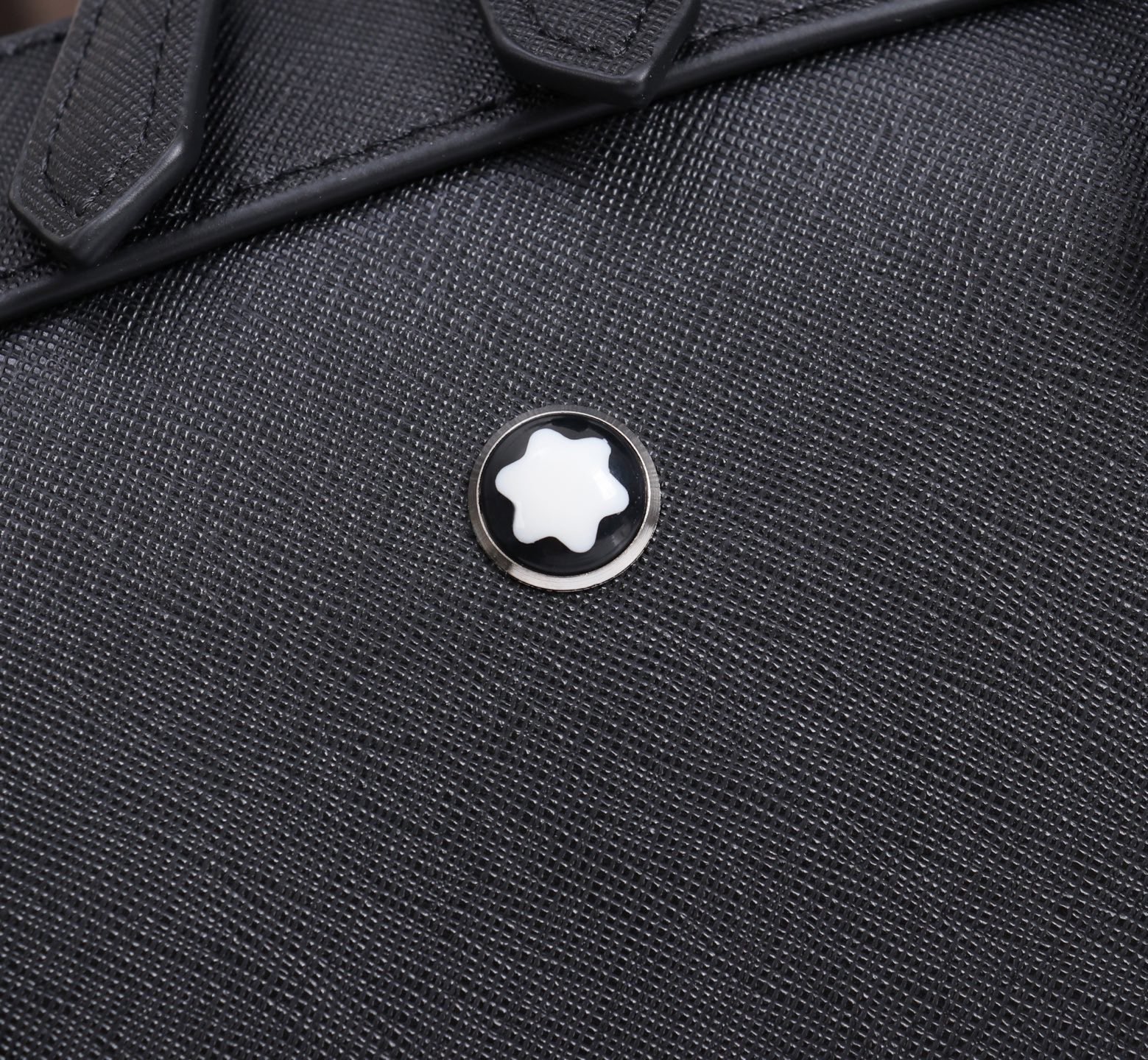 MONTBLANC 全新万宝龙匠心系列中号公文包 型号：# 材质：头层牛皮（原版皮） 款式：来自万宝龙专柜（高品质、支持