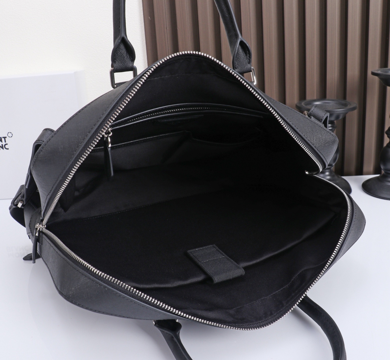 MONTBLANC 全新万宝龙匠心系列中号公文包 型号：# 材质：头层牛皮（原版皮） 款式：来自万宝龙专柜（高品质、支持