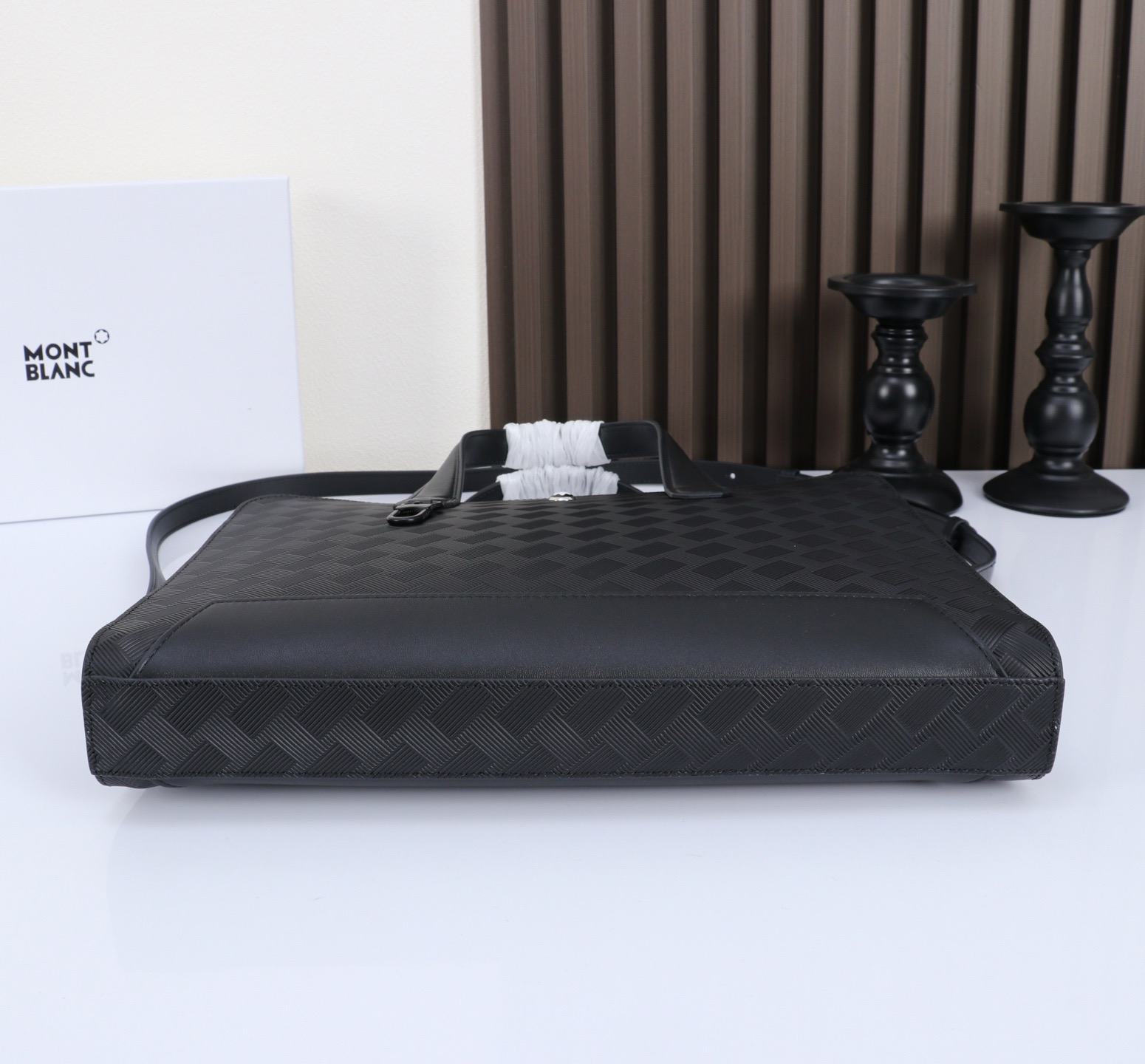 MONTBLANC全新万宝龙风尚3.0系列超薄公文包 型号:MB# 材质:头层牛皮 (原版皮) 包装:专柜同步包装防尘袋 MONTBLANC全新万宝龙风尚3.0系列超薄公文包 型号:MB# 材质:头层牛皮 (原版皮) 包装:专柜同步包装防尘袋