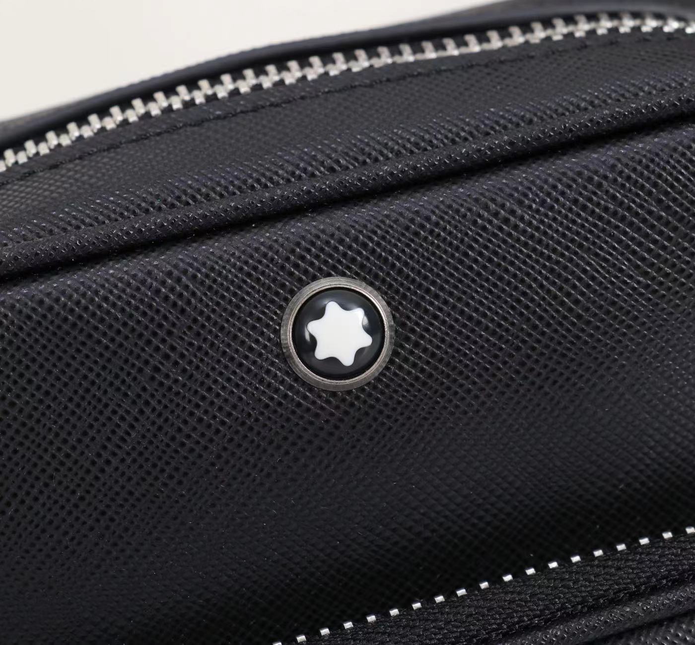 MONTBLANC 全新万宝龙匠心系列迷你小挎包 经典黑 型号:MB# 材质:头层牛皮(原版皮) 款式:万宝龙专柜购版打 MONTBLANC 全新万宝龙匠心系列迷你小挎包 经典黑 型号:MB# 材质:头层牛皮(原版皮) 款式:万宝龙专柜购版打