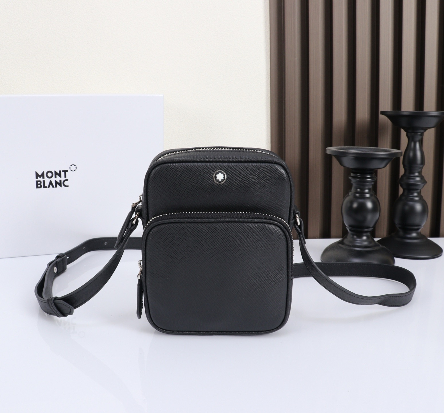 MONTBLANC 全新万宝龙匠心系列迷你小挎包 经典黑 型号:MB# 材质:头层牛皮(原版皮) 款式:万宝龙专柜购版打 MONTBLANC 全新万宝龙匠心系列迷你小挎包 经典黑 型号:MB# 材质:头层牛皮(原版皮) 款式:万宝龙专柜购版打