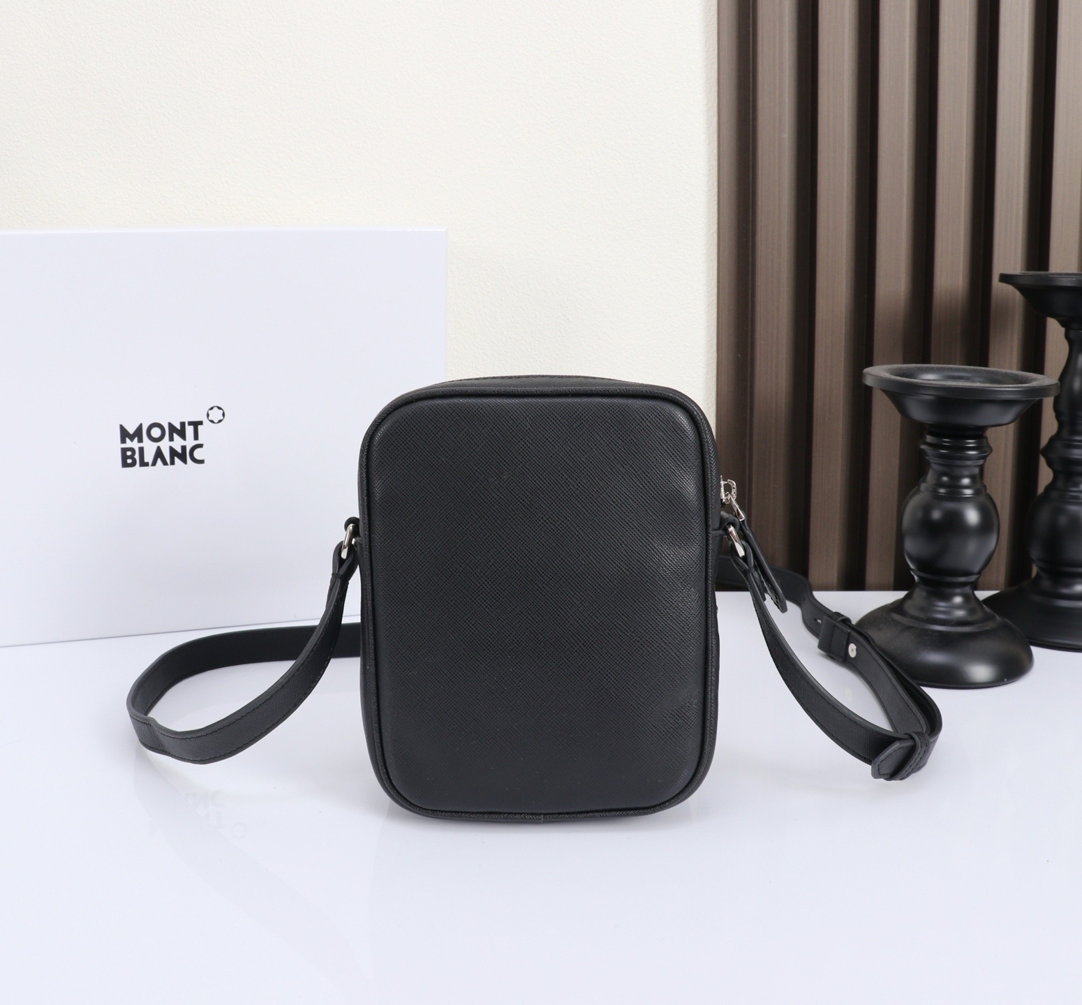 MONTBLANC 全新万宝龙匠心系列迷你小挎包 经典黑 型号:MB# 材质:头层牛皮(原版皮) 款式:万宝龙专柜购版打 MONTBLANC 全新万宝龙匠心系列迷你小挎包 经典黑 型号:MB# 材质:头层牛皮(原版皮) 款式:万宝龙专柜购版打