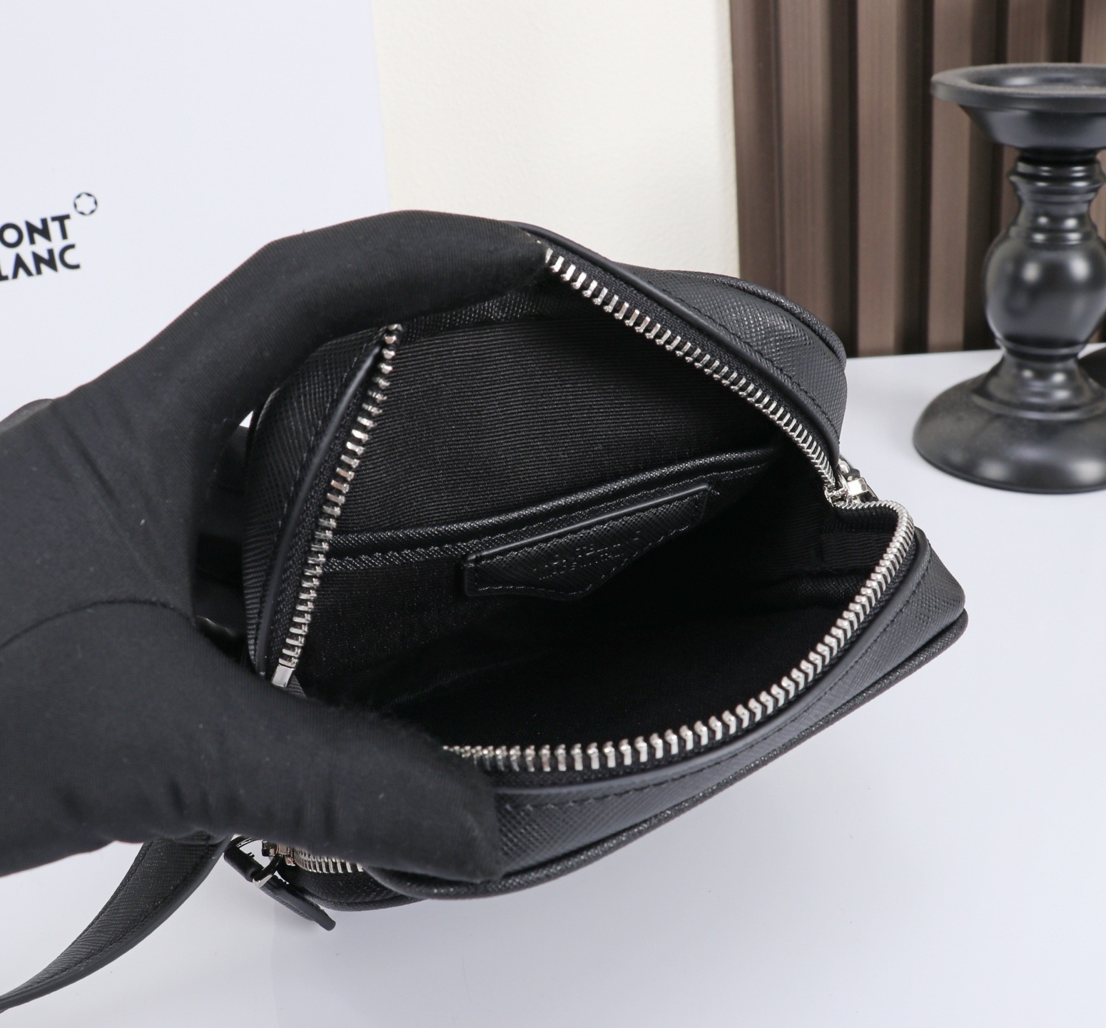 MONTBLANC 全新万宝龙匠心系列迷你小挎包 经典黑 型号:MB# 材质:头层牛皮(原版皮) 款式:万宝龙专柜购版打 MONTBLANC 全新万宝龙匠心系列迷你小挎包 经典黑 型号:MB# 材质:头层牛皮(原版皮) 款式:万宝龙专柜购版打