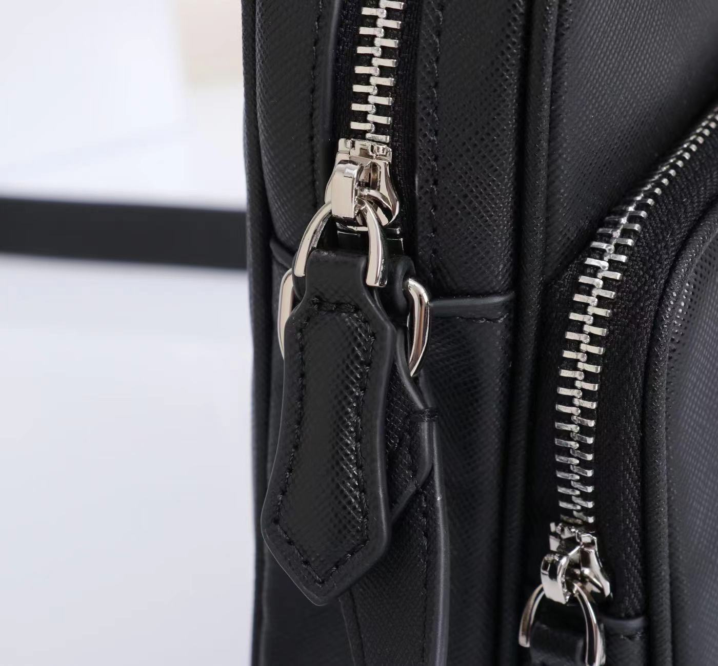 MONTBLANC 全新万宝龙匠心系列迷你小挎包 经典黑 型号:MB# 材质:头层牛皮(原版皮) 款式:万宝龙专柜购版打 MONTBLANC 全新万宝龙匠心系列迷你小挎包 经典黑 型号:MB# 材质:头层牛皮(原版皮) 款式:万宝龙专柜购版打