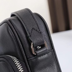 MONTBLANC 全新万宝龙匠心系列迷你小挎包 经典黑 型号:MB# 材质:头层牛皮(原版皮) 款式:万宝龙专柜购版打 MONTBLANC 全新万宝龙匠心系列迷你小挎包 经典黑 型号:MB# 材质:头层牛皮(原版皮) 款式:万宝龙专柜购版打