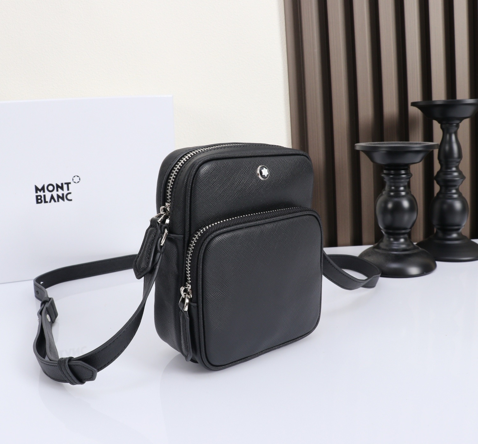 MONTBLANC 全新万宝龙匠心系列迷你小挎包 经典黑 型号:MB# 材质:头层牛皮(原版皮) 款式:万宝龙专柜购版打 MONTBLANC 全新万宝龙匠心系列迷你小挎包 经典黑 型号:MB# 材质:头层牛皮(原版皮) 款式:万宝龙专柜购版打