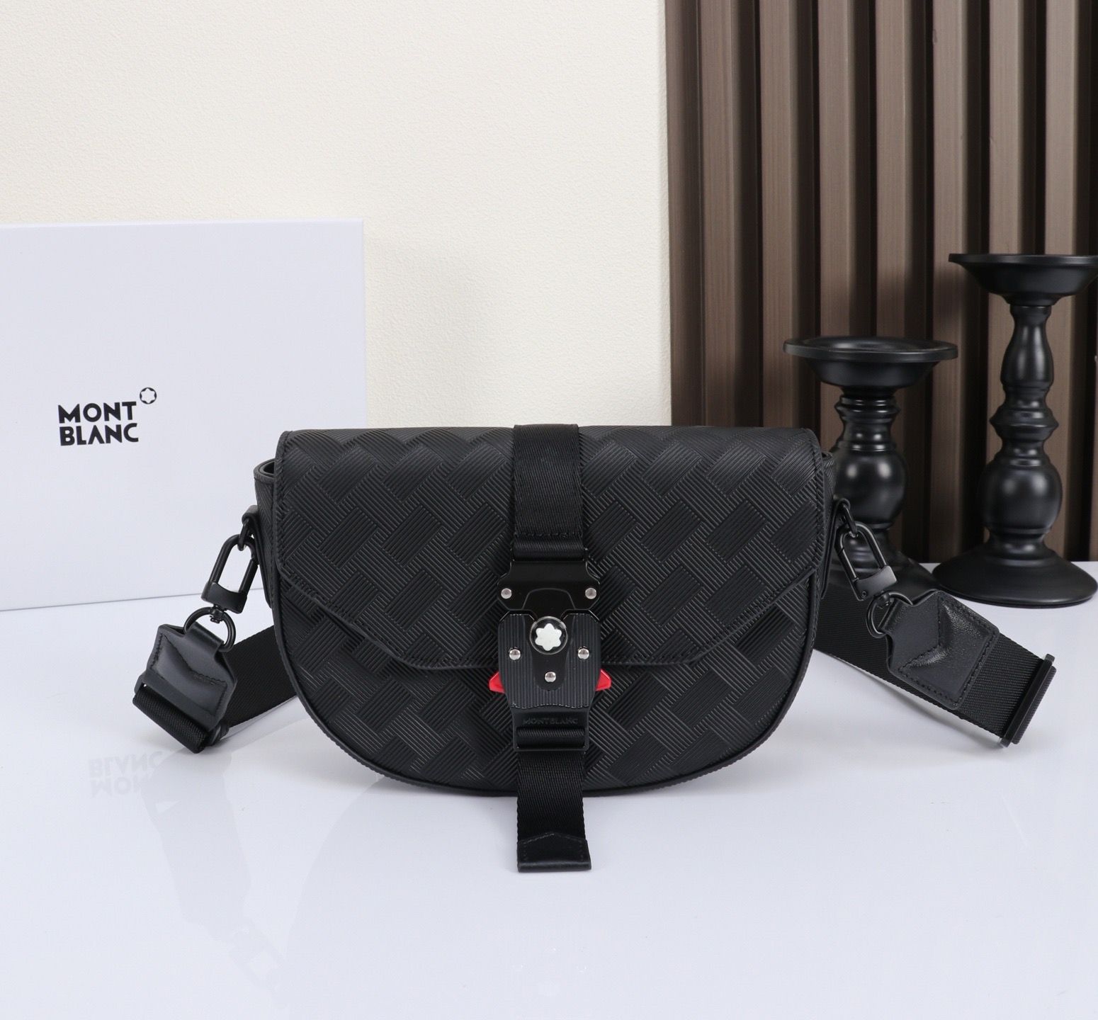 MONTBLANC全新万宝龙风尚3.0系列迷你斜挎包 型号：MB# 材质：头层牛皮  包装：专柜同步包装防尘布袋 款式：