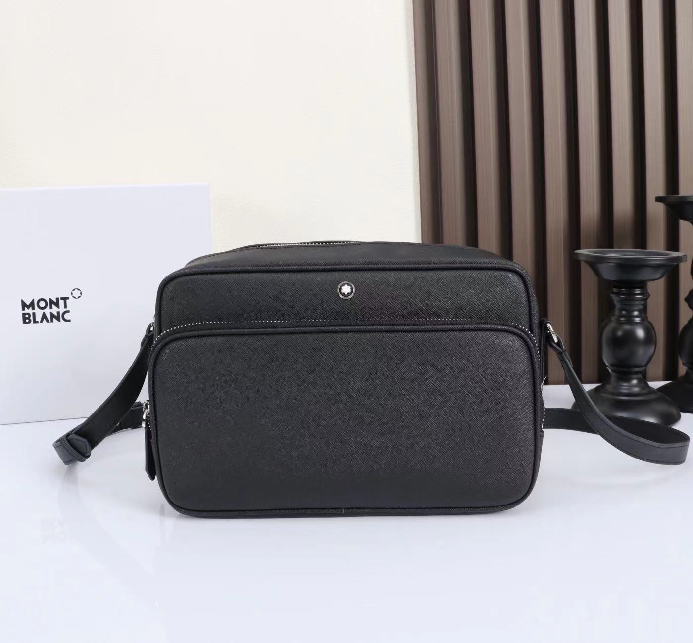 MONTBLANC 全新万宝龙匠心系列邮差包 经典黑 型号:MB# 材质:头层牛皮(原版皮) 款式:万宝龙专柜购版打造( MONTBLANC 全新万宝龙匠心系列邮差包 经典黑 型号:MB# 材质:头层牛皮(原版皮) 款式:万宝龙专柜购版打造(