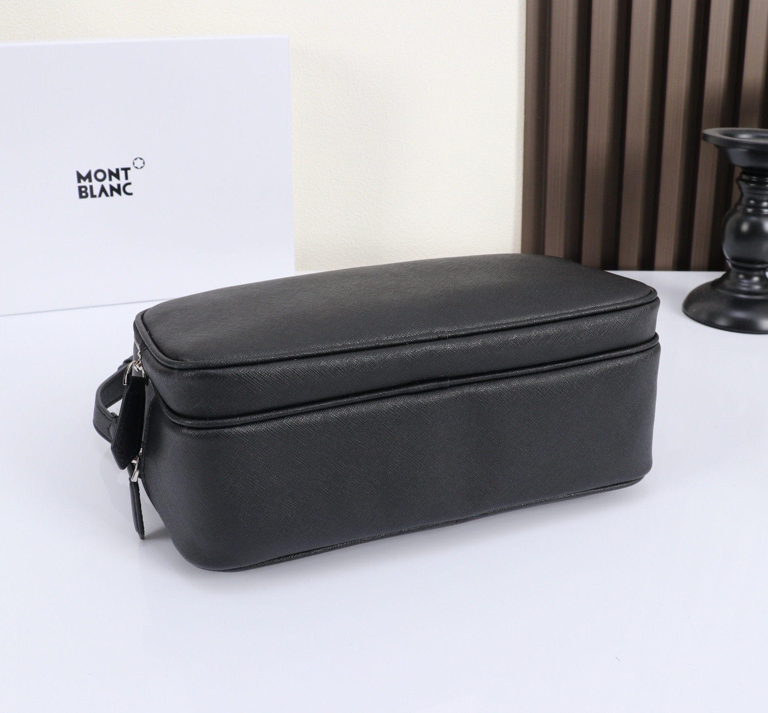 MONTBLANC 全新万宝龙匠心系列邮差包 经典黑 型号:MB# 材质:头层牛皮(原版皮) 款式:万宝龙专柜购版打造( MONTBLANC 全新万宝龙匠心系列邮差包 经典黑 型号:MB# 材质:头层牛皮(原版皮) 款式:万宝龙专柜购版打造(