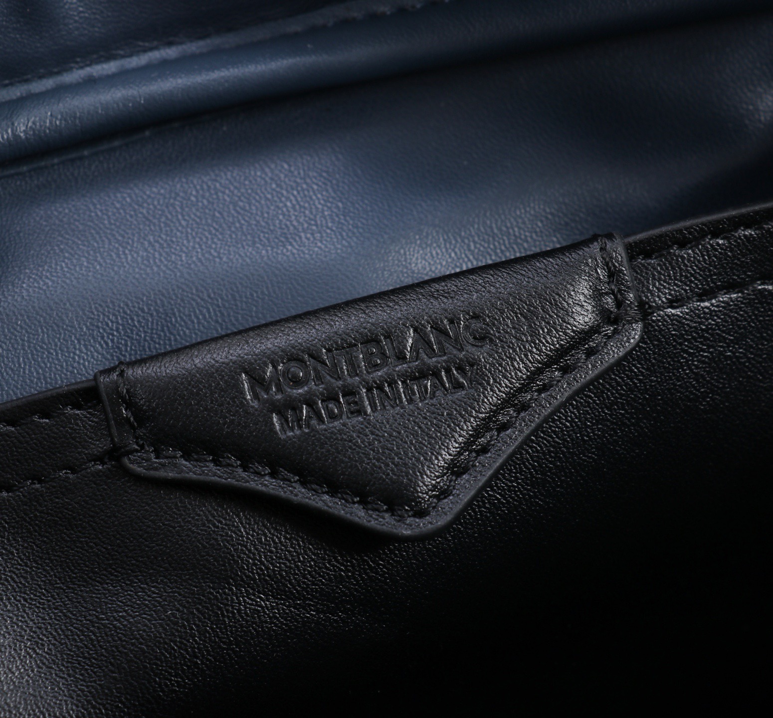MONTBLANC万宝龙全新系列大班斜挎包 型号：# 材质：头层牛皮（原版皮）  款式：来自万宝龙专柜购版打造  尺寸：