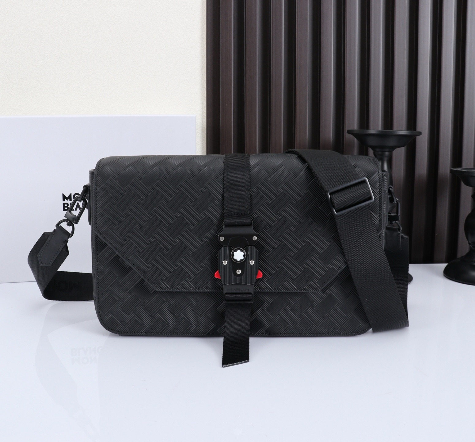 MONTBLANC全新万宝龙风尚3.0系列斜挎包 型号：MB# 材质：头层牛皮  包装：专柜同步包装（礼品袋另购）  款