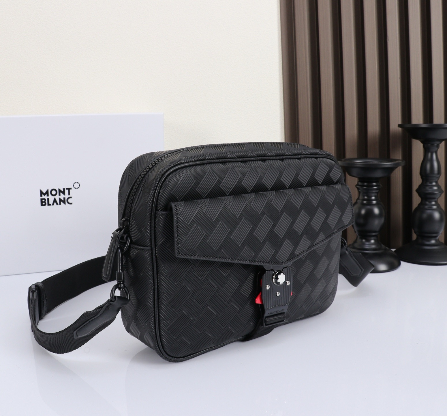 MONTBLANC全新万宝龙风尚3.0系列M扣 邮差包 经典黑 型号:MB# 材质:压花头层牛皮 包装:专柜同步包装 MONTBLANC全新万宝龙风尚3.0系列M扣 邮差包 经典黑 型号:MB# 材质:压花头层牛皮 包装:专柜同步包装