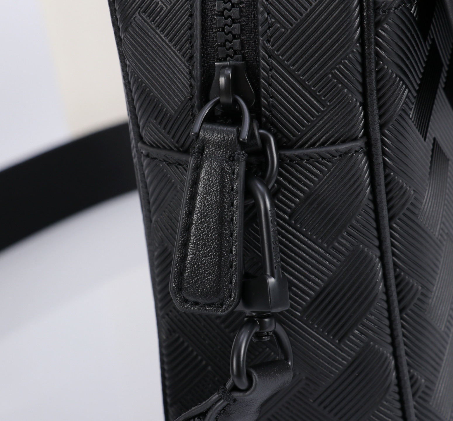 MONTBLANC全新万宝龙风尚3.0系列M扣 邮差包 经典黑 型号:MB# 材质:压花头层牛皮 包装:专柜同步包装 MONTBLANC全新万宝龙风尚3.0系列M扣 邮差包 经典黑 型号:MB# 材质:压花头层牛皮 包装:专柜同步包装
