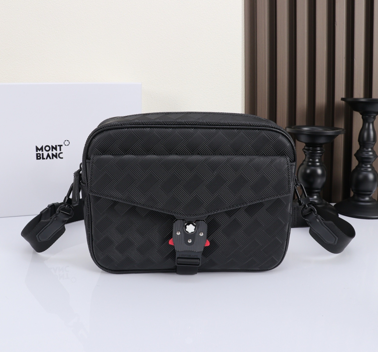 MONTBLANC全新万宝龙风尚3.0系列M扣 邮差包 经典黑 型号:MB# 材质:压花头层牛皮 包装:专柜同步包装 MONTBLANC全新万宝龙风尚3.0系列M扣 邮差包 经典黑 型号:MB# 材质:压花头层牛皮 包装:专柜同步包装