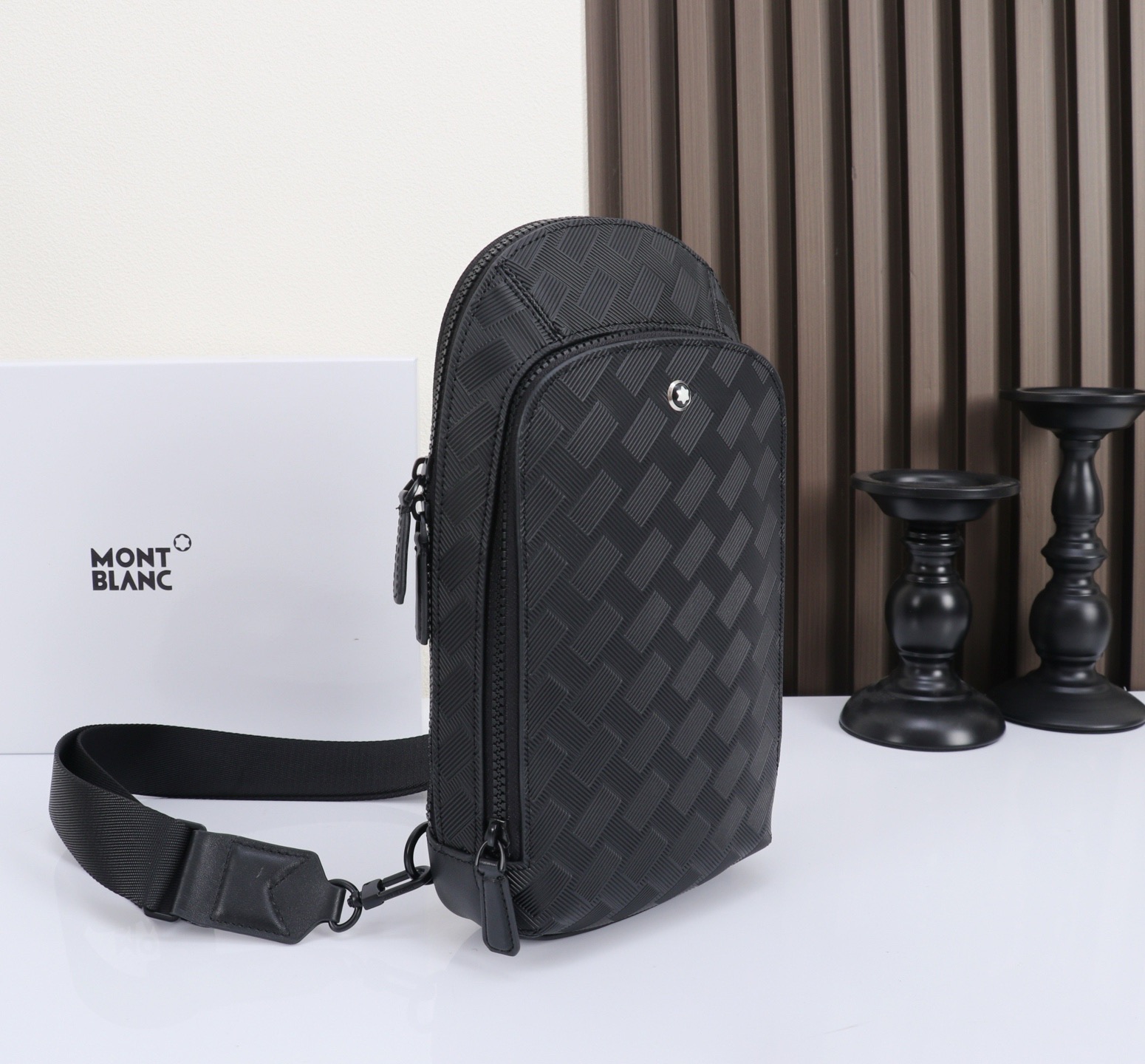 MONTBLANC全新万宝龙风尚3.0系列斜挎包 型号：MB# 材质：头层牛皮  包装：专柜同步包装防尘袋 款式：购版打