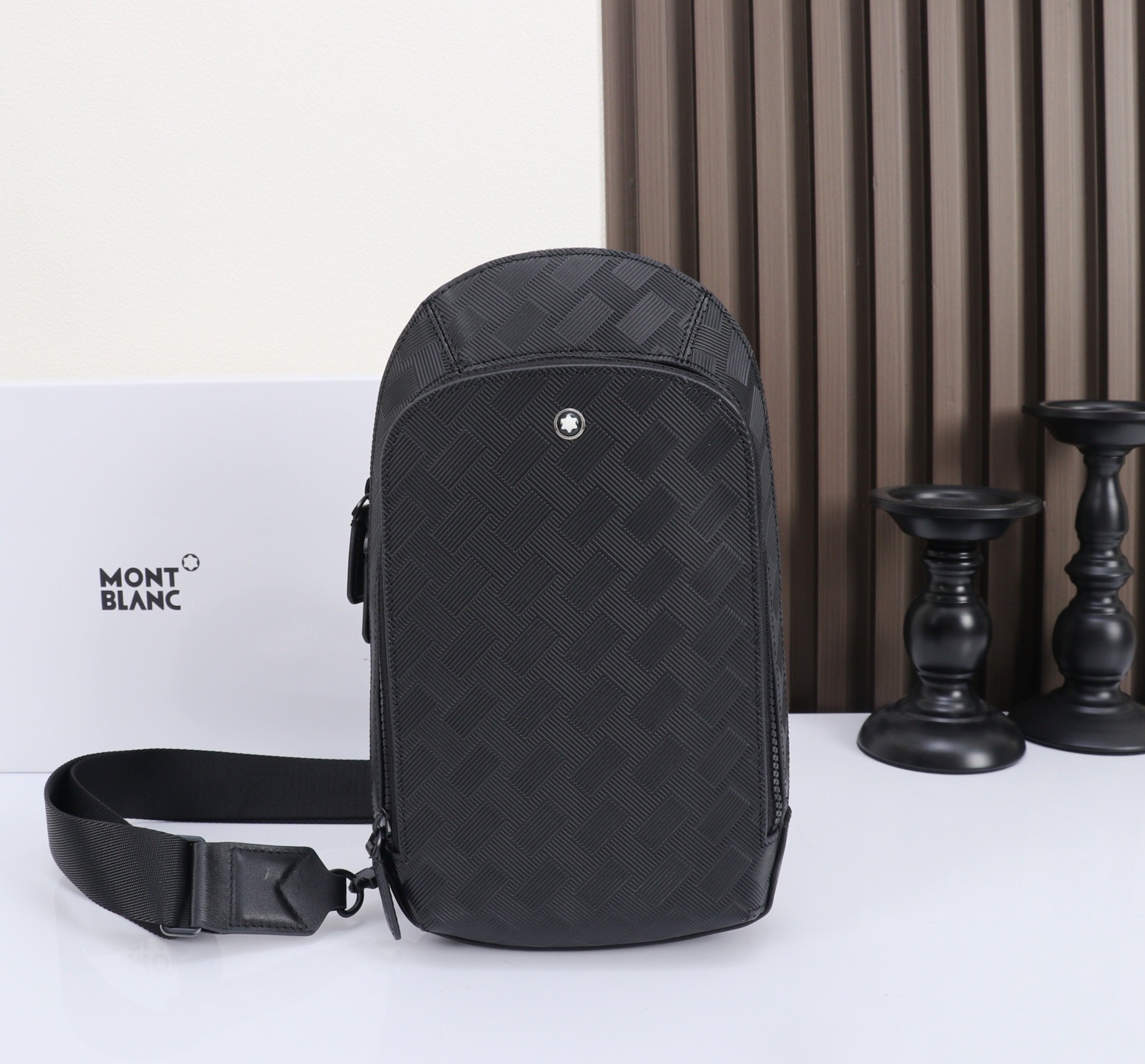 MONTBLANC全新万宝龙风尚3.0系列斜挎包 型号：MB# 材质：头层牛皮  包装：专柜同步包装防尘袋 款式：购版打