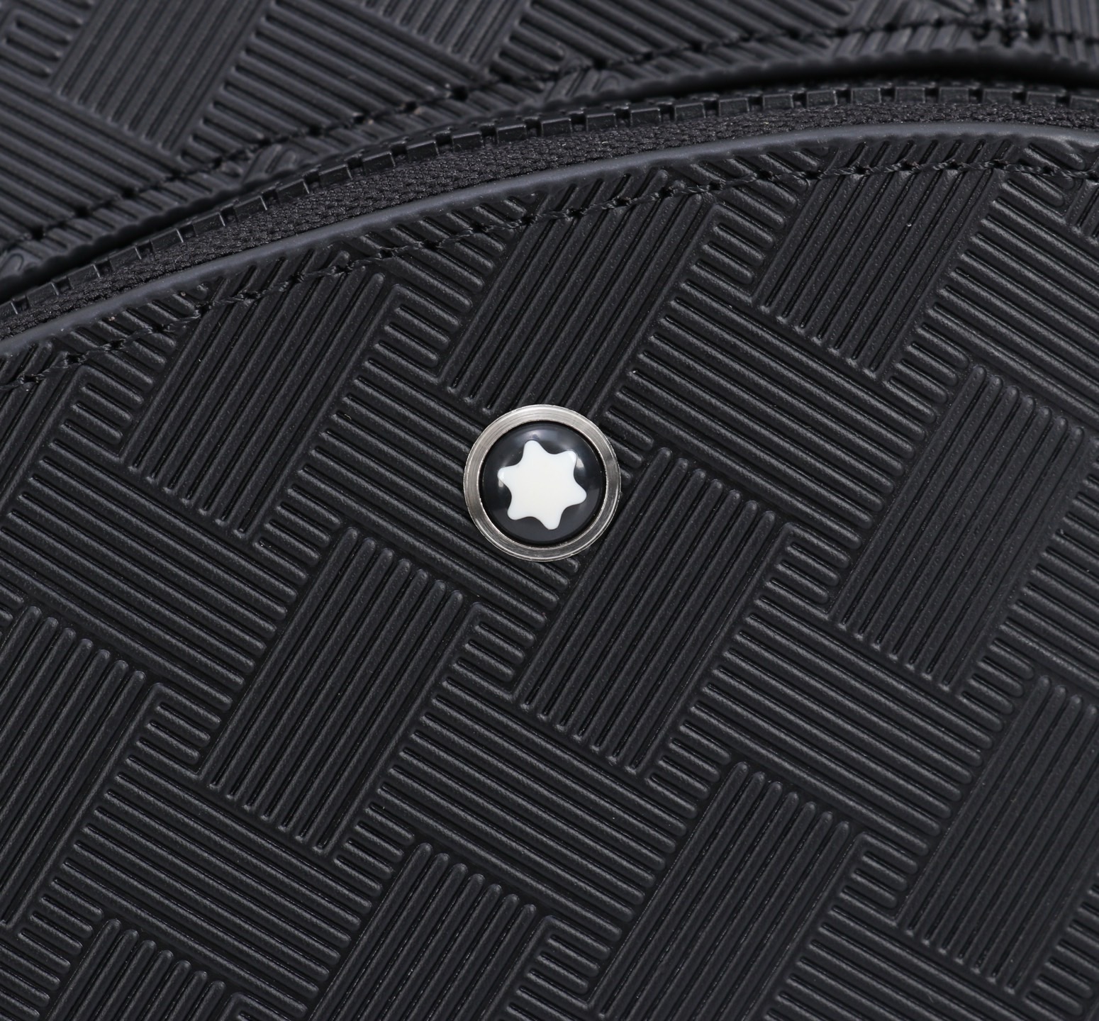 MONTBLANC全新万宝龙风尚3.0系列斜挎包 型号：MB# 材质：头层牛皮  包装：专柜同步包装防尘袋 款式：购版打