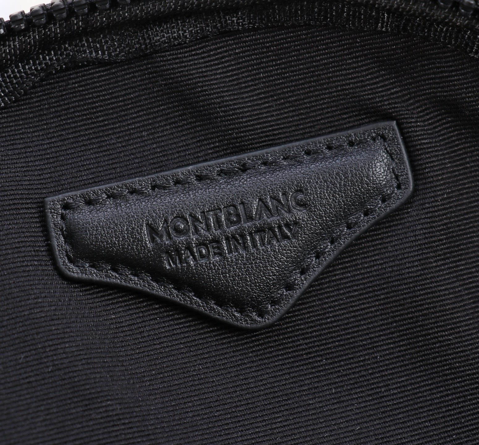 MONTBLANC全新万宝龙风尚3.0系列斜挎包 型号：MB# 材质：头层牛皮  包装：专柜同步包装防尘袋 款式：购版打