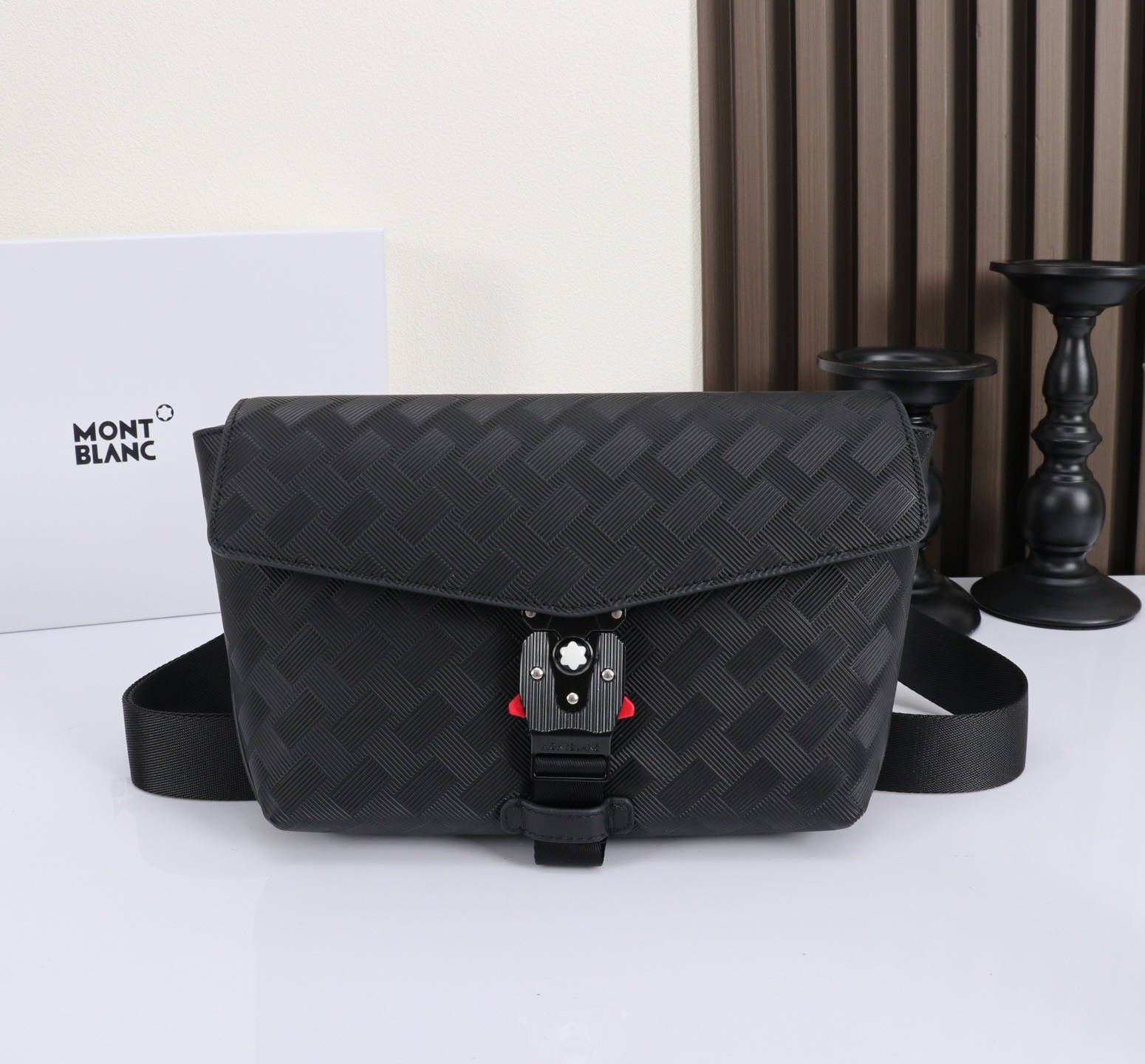 MONTBLANC全新万宝龙风尚3.0系列M扣信封包 型号：MB# 材质：头层牛皮  包装：专柜同步包装防尘袋 款式：购