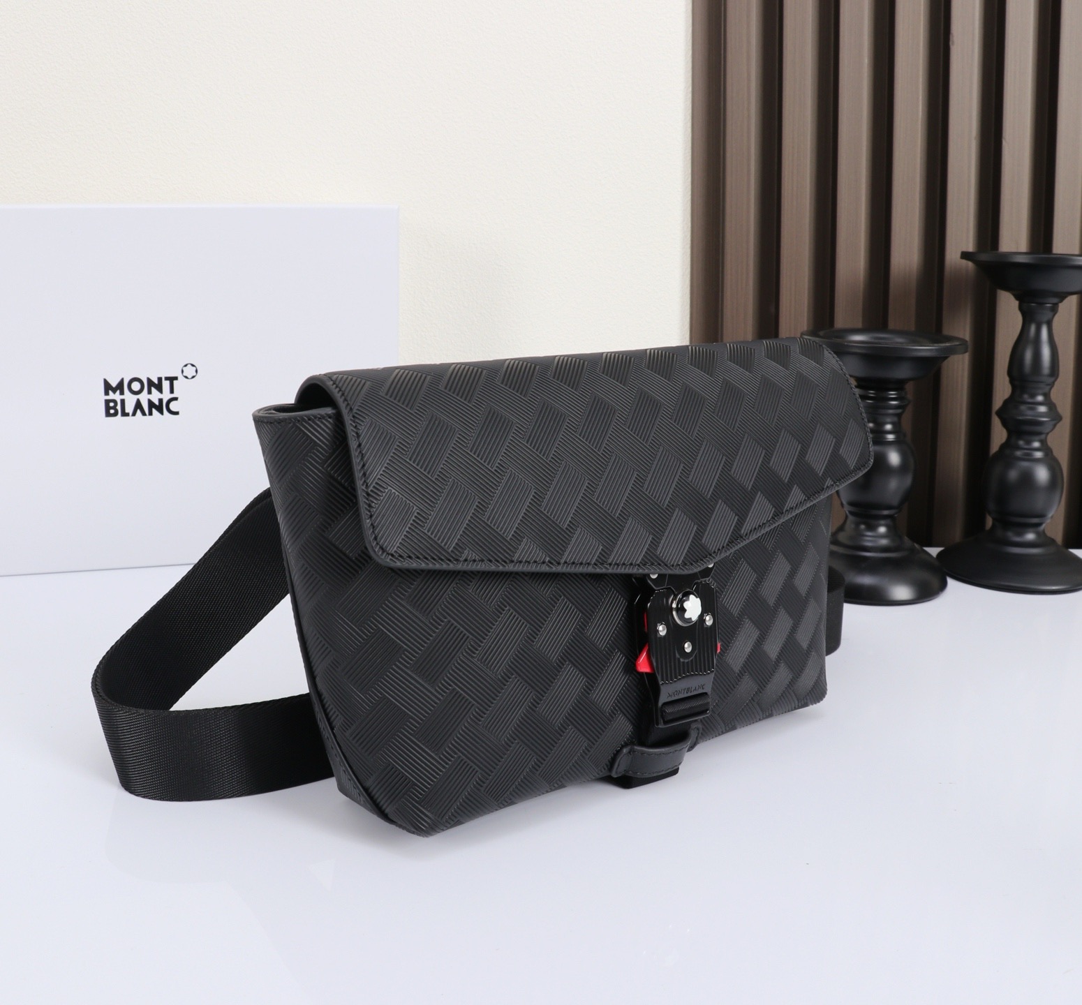 MONTBLANC全新万宝龙风尚3.0系列M扣信封包 型号：MB# 材质：头层牛皮  包装：专柜同步包装防尘袋 款式：购