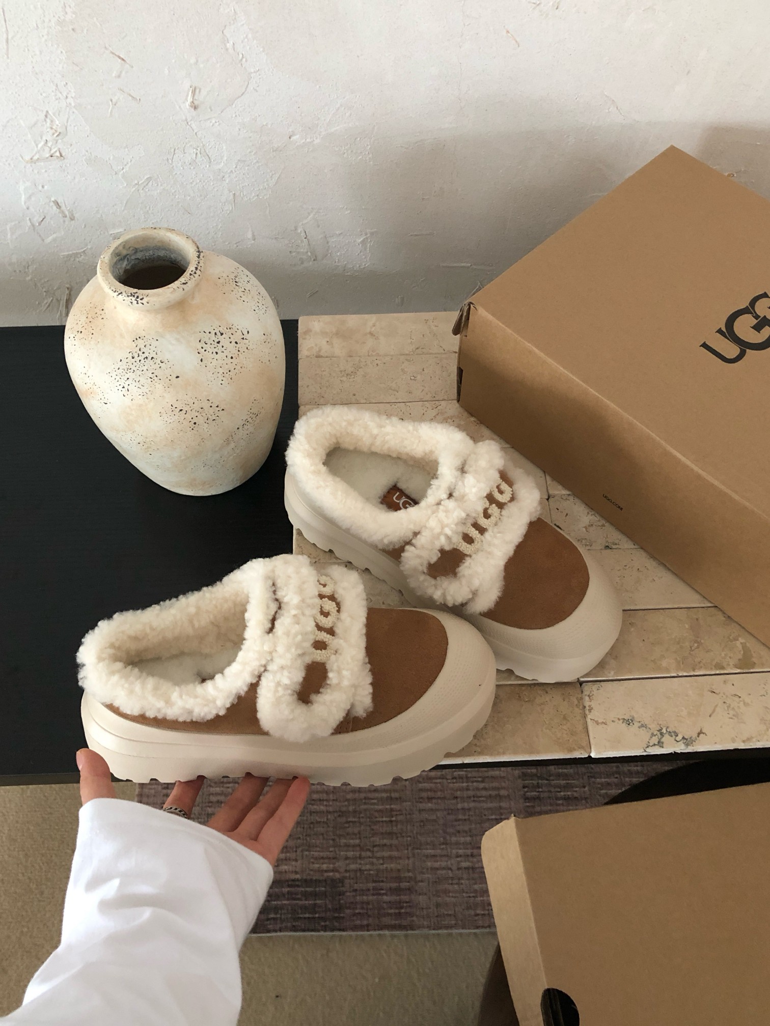 🐑秋冬可爱暴击！这双UGG毛毛鞋把我拿捏住了谁能拒绝冬天的毛绒绒啊！！软乎乎的羊羔毛魔术贴设计，把“可爱