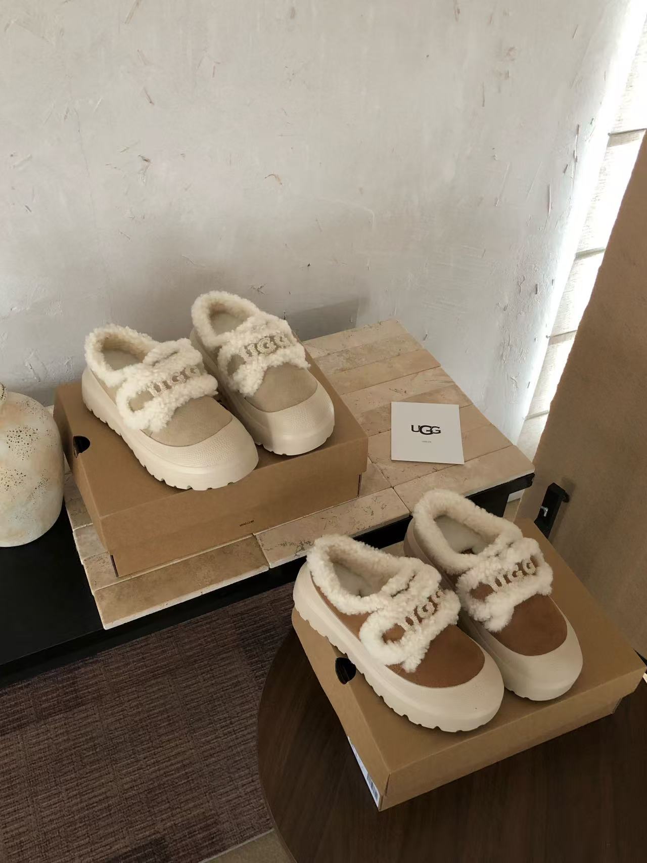 🐑秋冬可爱暴击！这双UGG毛毛鞋把我拿捏住了谁能拒绝冬天的毛绒绒啊！！软乎乎的羊羔毛魔术贴设计，把“可爱