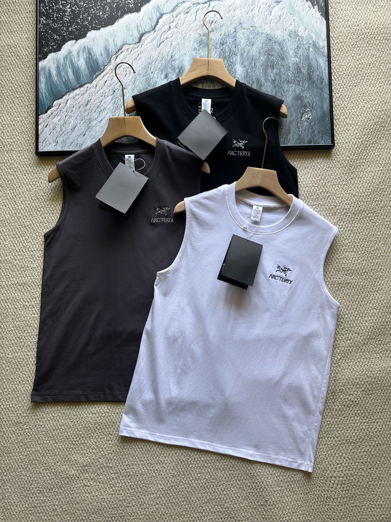 💰160包邮
柜子在售𝐀𝐑𝐂‘𝐓𝐄𝐑𝐘𝐗 /始祖鸟 SQUAMISH同款刺绣背心

始祖鸟刺绣logo背心，户外美学与实用主义的完美融合。它选用顶级面料，轻薄透气又耐磨，在山林间穿梭也毫无负担。胸前精致的始祖鸟刺绣logo，万针刺绣工艺，鸟的眼睛清晰可见，排骨线横竖分明，字母刺绣工整细密，彰显着品牌的高端品质与深厚底蕴。

背心的剪裁符合人体工程学，修身又自在，无论是攀岩、徒步，还是日常出行，都能轻松驾驭。两侧透气的拼接设计，让运动时的每一次呼吸都畅快淋漓，腋下也不再闷热黏腻。可调节的下摆抽绳，能根据你的需求收紧或放松，阻挡冷风灌入。

有了它，你不仅拥有了一件实用的户外装备，更是拥有了一件时尚的潮流单品，轻松在都市与山野间切换风格。
尺码：m~3xl
颜色:黑色 灰色  白色