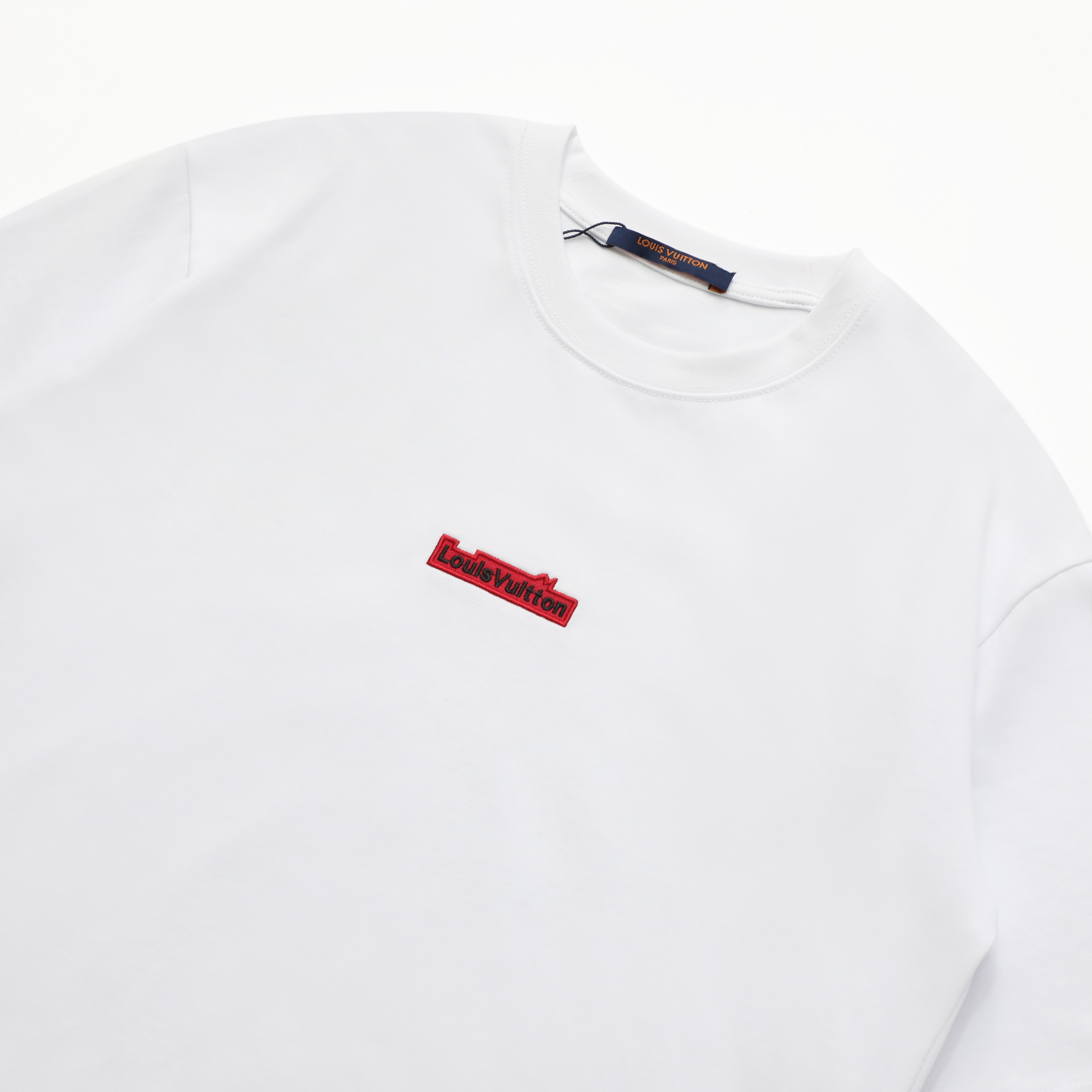Louis Vuitton Camiseta de Manga Corta con Logo Bordado para Hombre y Mujer 5 a1740750669842 3350
