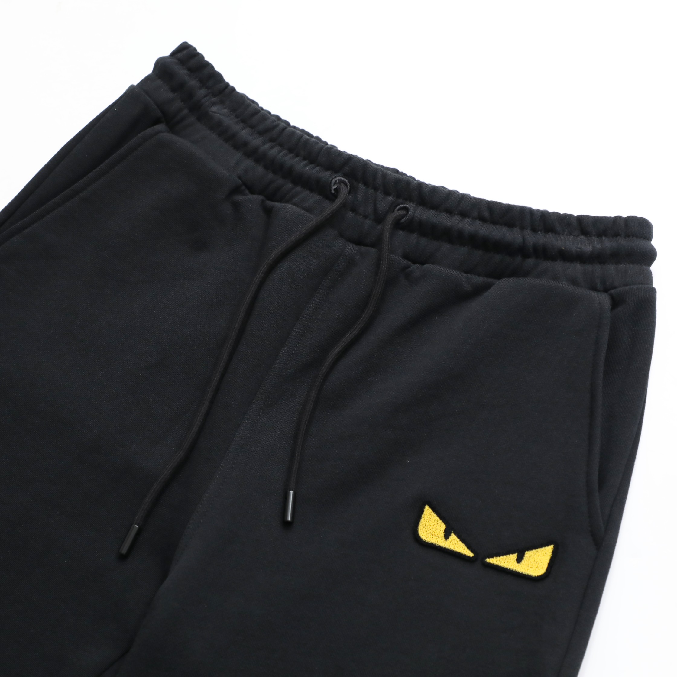 Pantalones Cortos Casuales Fendi con Bordado de Ojos, Estilo Moderno y Cómodo 5 a1748349952701 7676