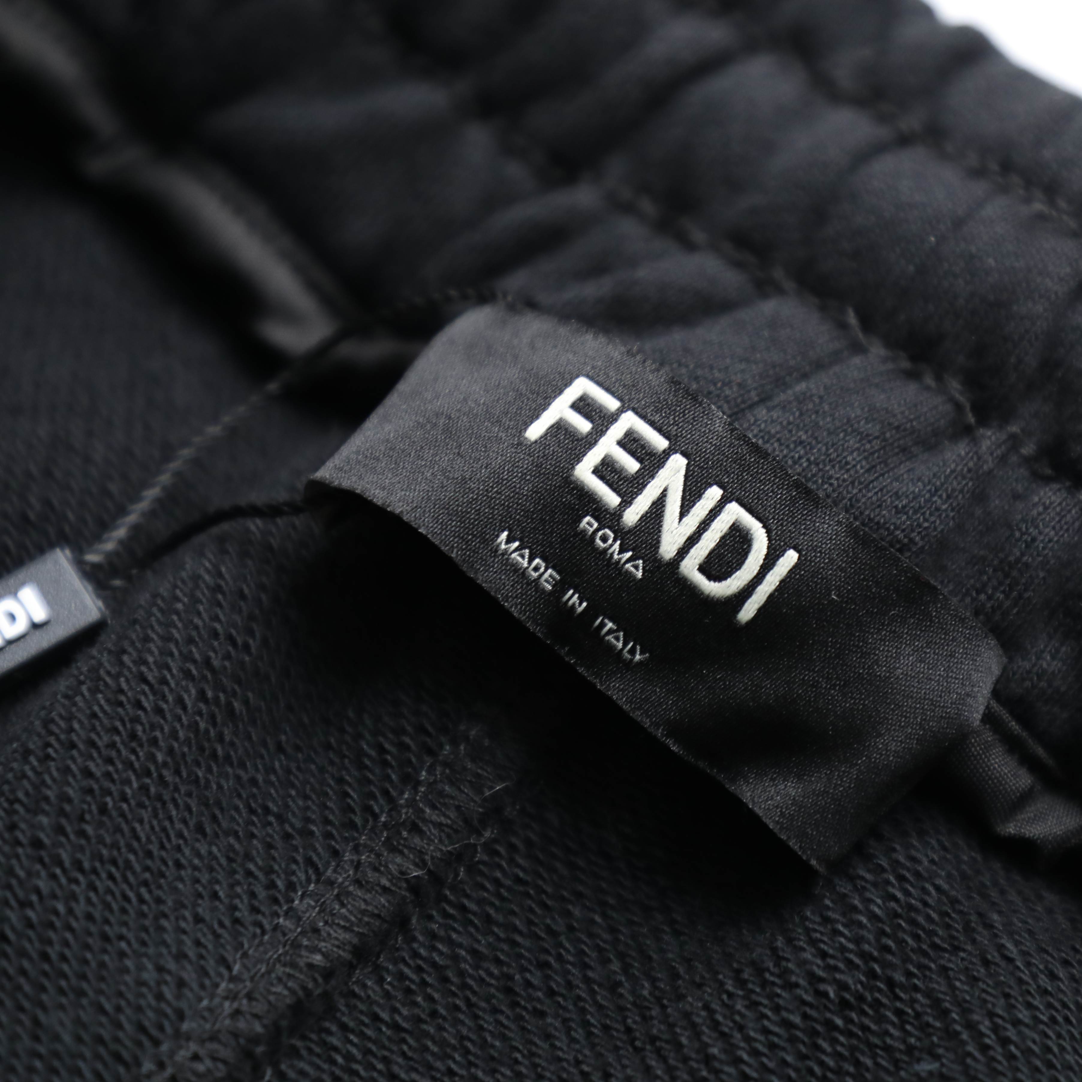 Pantalones Cortos Casuales Fendi con Bordado de Ojos, Estilo Moderno y Cómodo 11 a1748349954863 8023