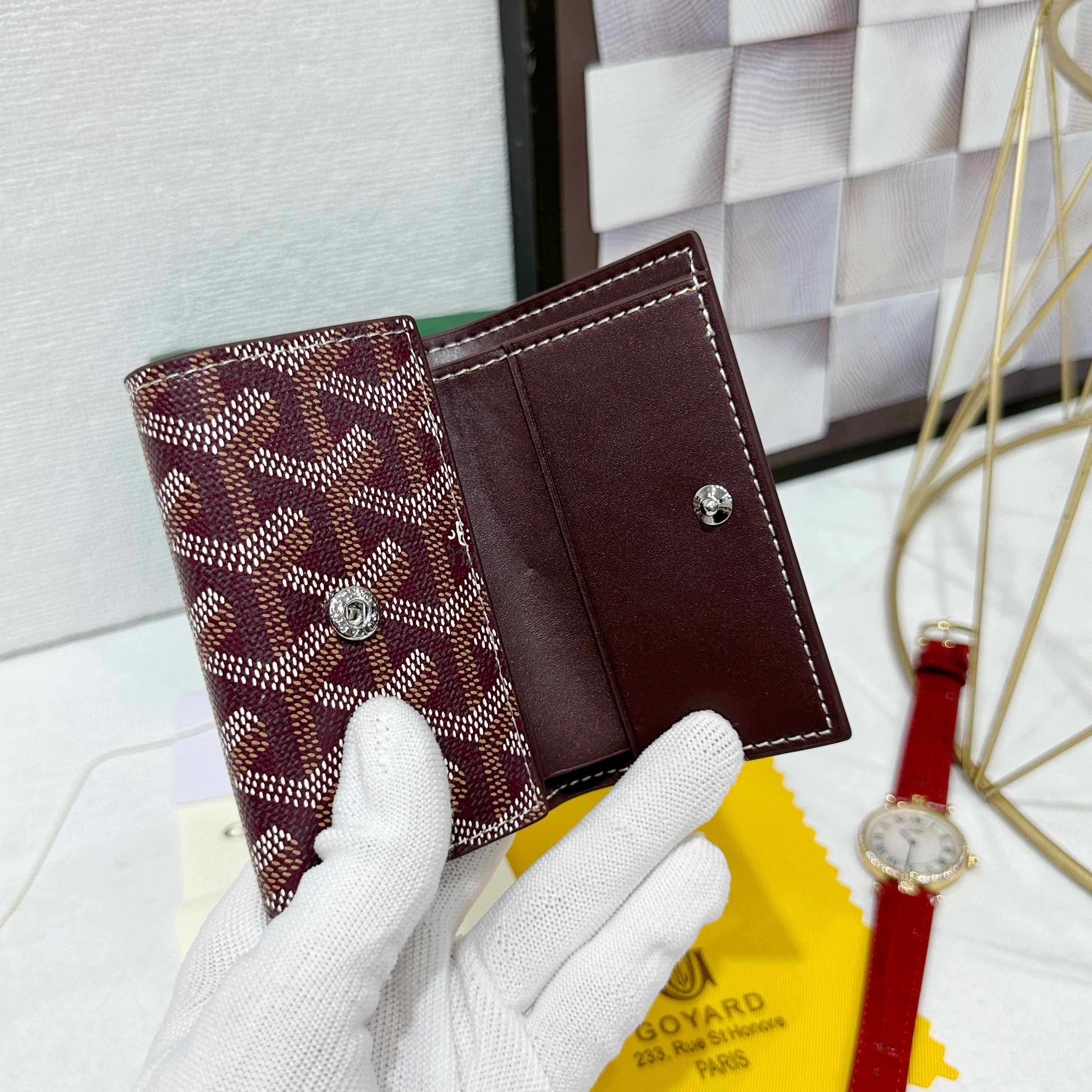 戈雅Saint-Michel 钥匙圈采用金属挂钩和按扣闭合,最多可存放 6 把钥匙,还有一个用于存放卡和