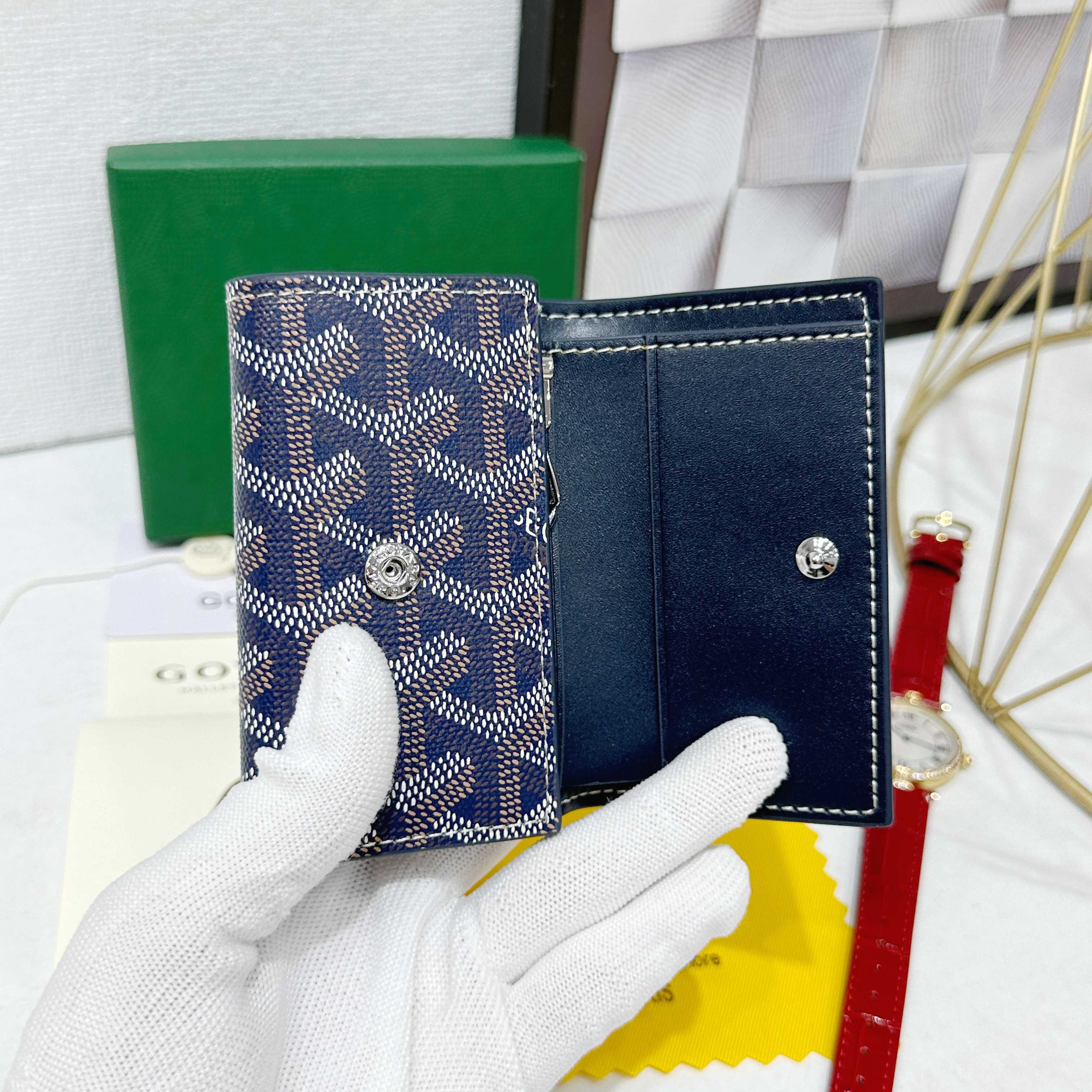 戈雅Saint-Michel 钥匙圈采用金属挂钩和按扣闭合,最多可存放 6 把钥匙,还有一个用于存放卡和