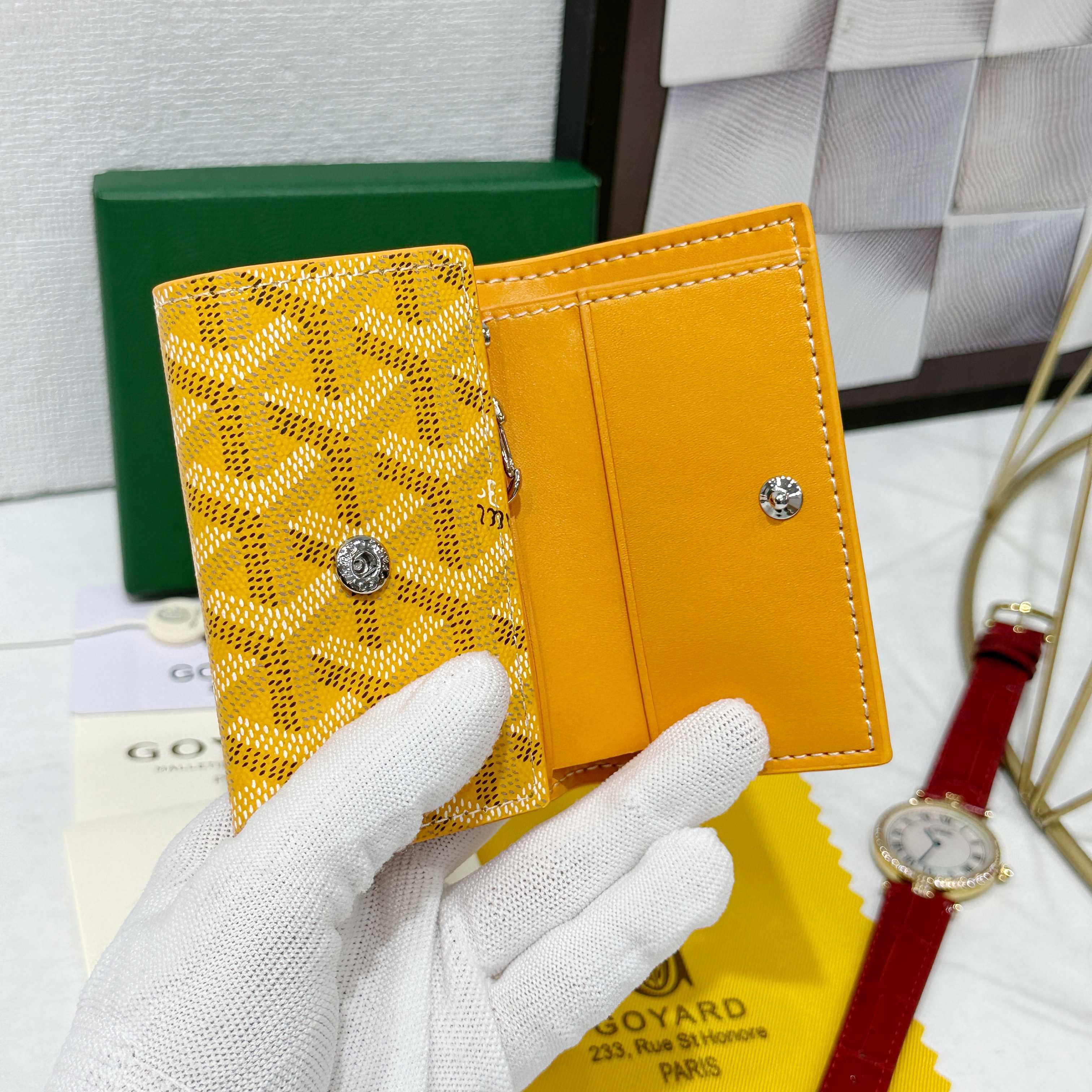 戈雅Saint-Michel 钥匙圈采用金属挂钩和按扣闭合,最多可存放 6 把钥匙,还有一个用于存放卡和