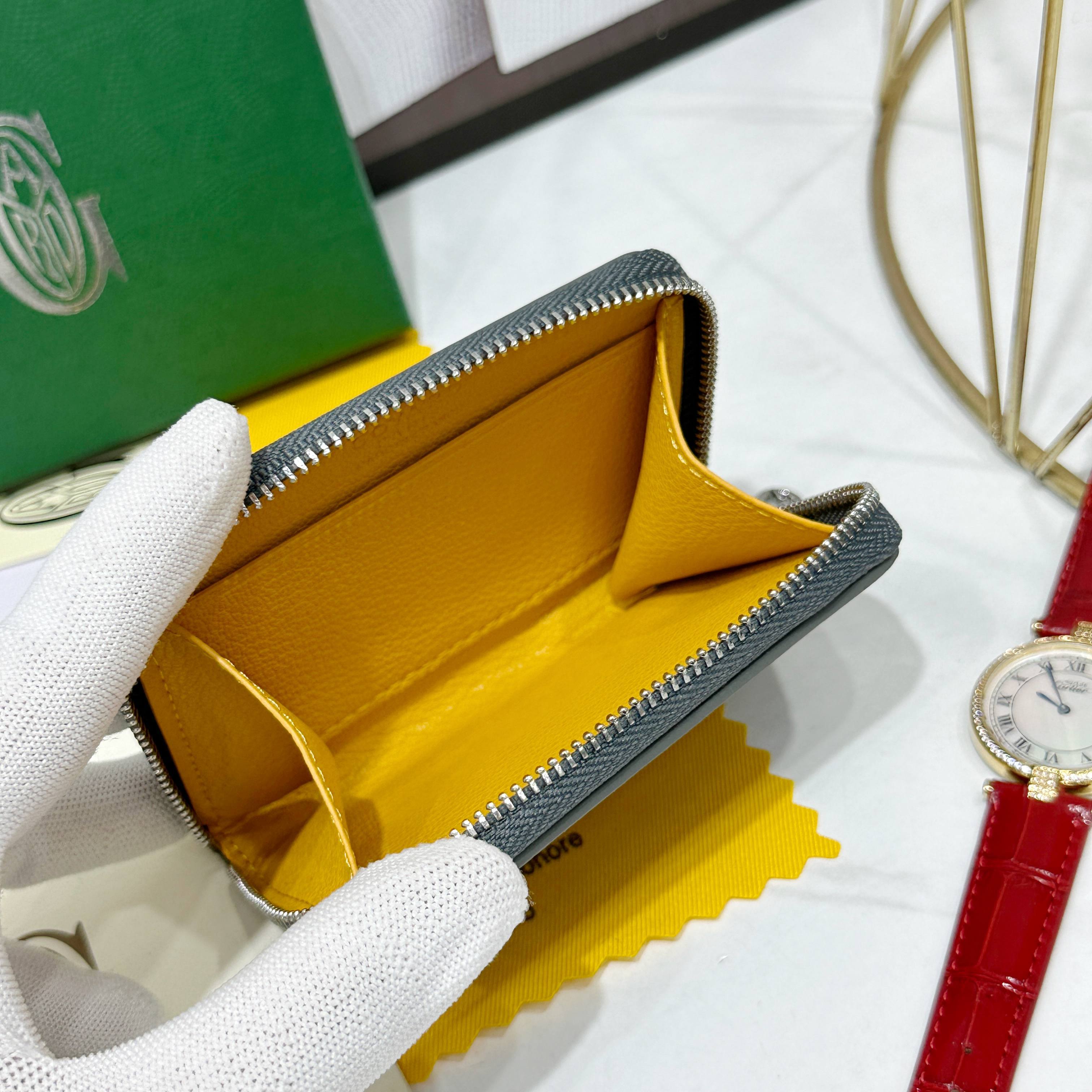 戈雅Matignon Mini 零钱包采用全拉链开合设计。其中部隔层可存放硬币,而其内部贴袋可插入卡片或