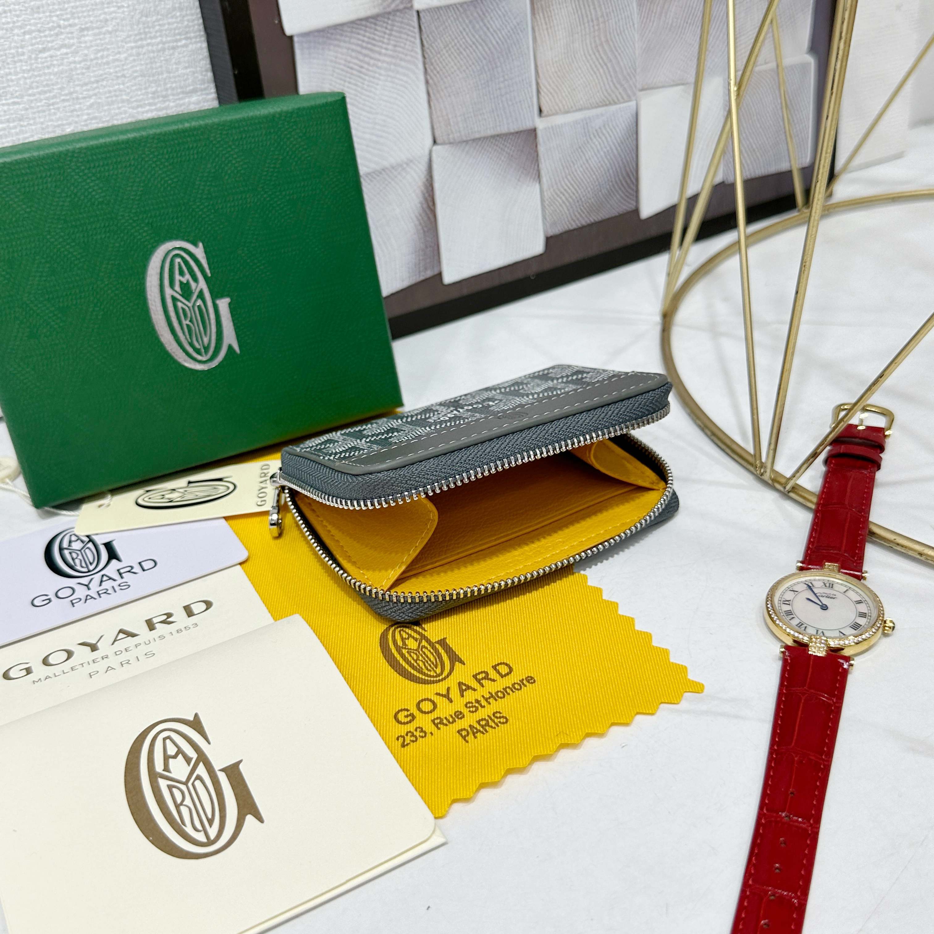 戈雅Matignon Mini 零钱包采用全拉链开合设计。其中部隔层可存放硬币,而其内部贴袋可插入卡片或