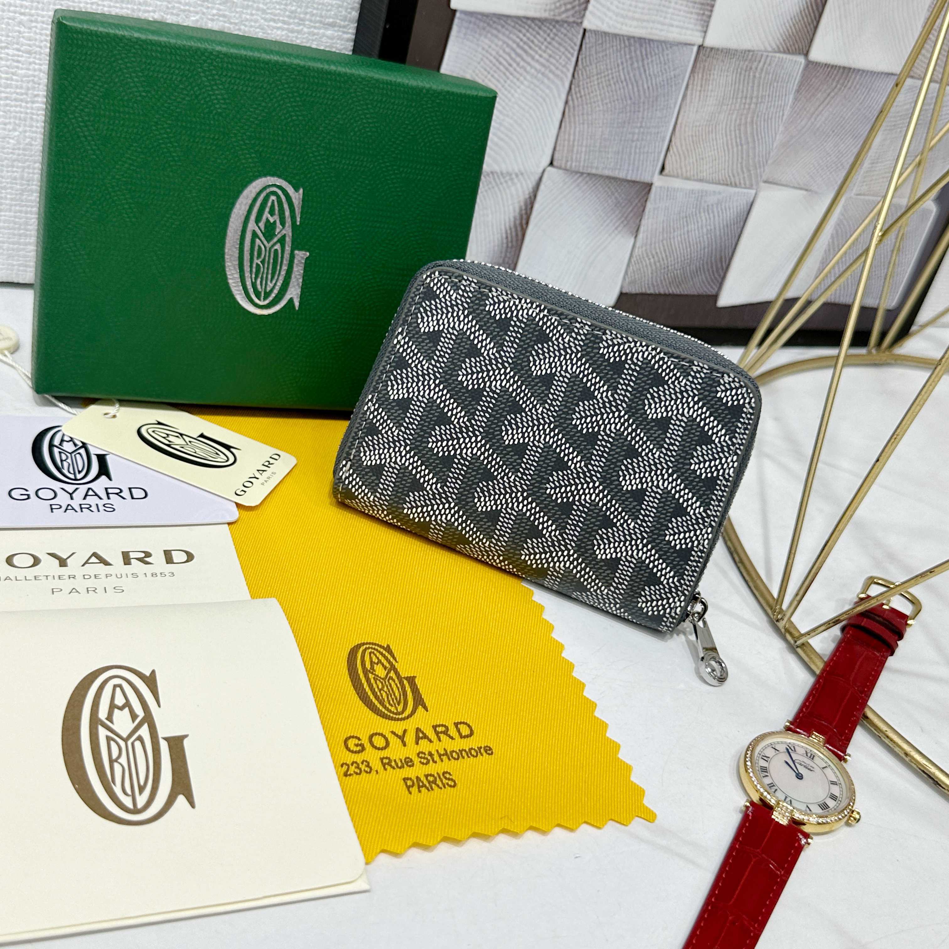 戈雅Matignon Mini 零钱包采用全拉链开合设计。其中部隔层可存放硬币,而其内部贴袋可插入卡片或
