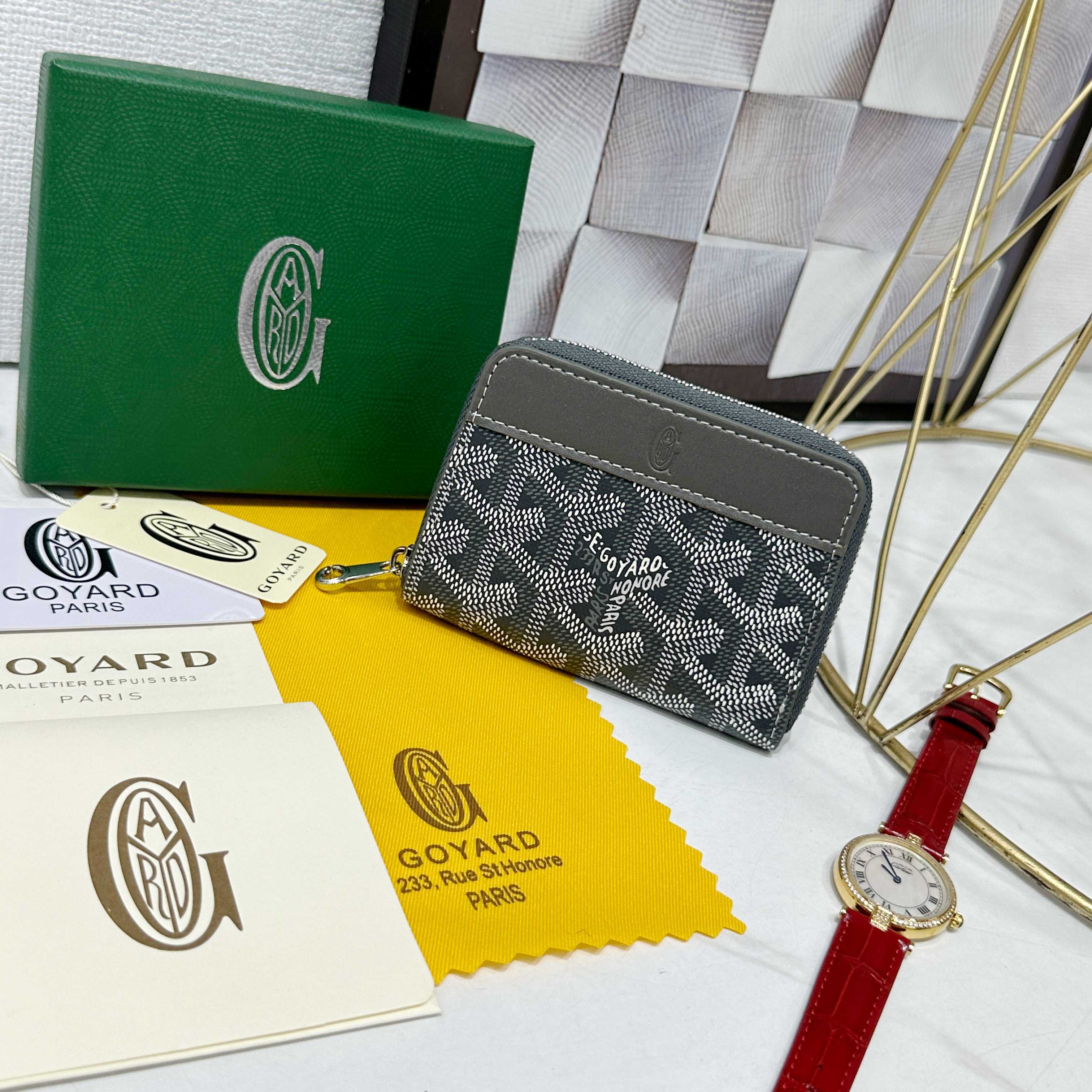 戈雅Matignon Mini 零钱包采用全拉链开合设计。其中部隔层可存放硬币,而其内部贴袋可插入卡片或