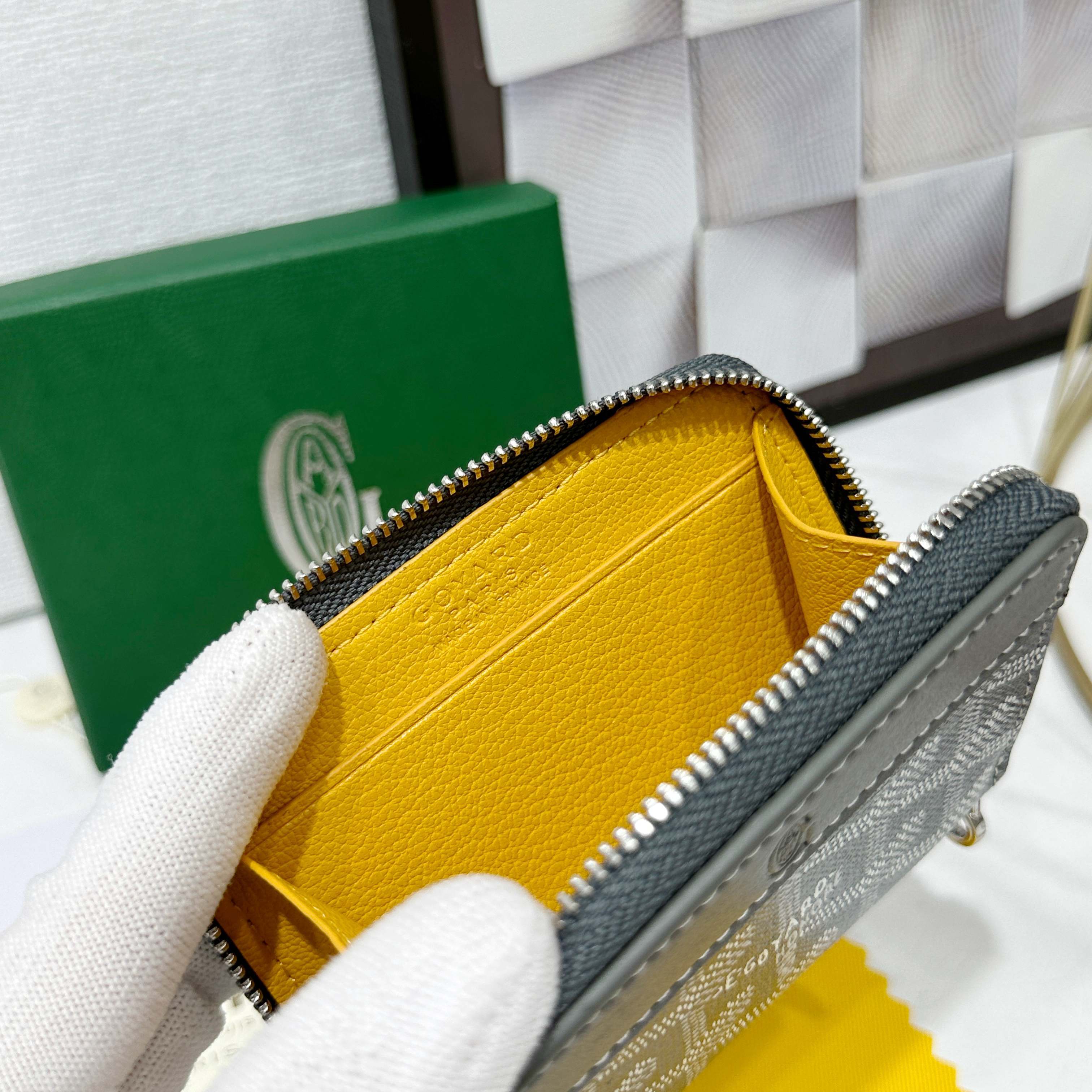 戈雅Matignon Mini 零钱包采用全拉链开合设计。其中部隔层可存放硬币,而其内部贴袋可插入卡片或