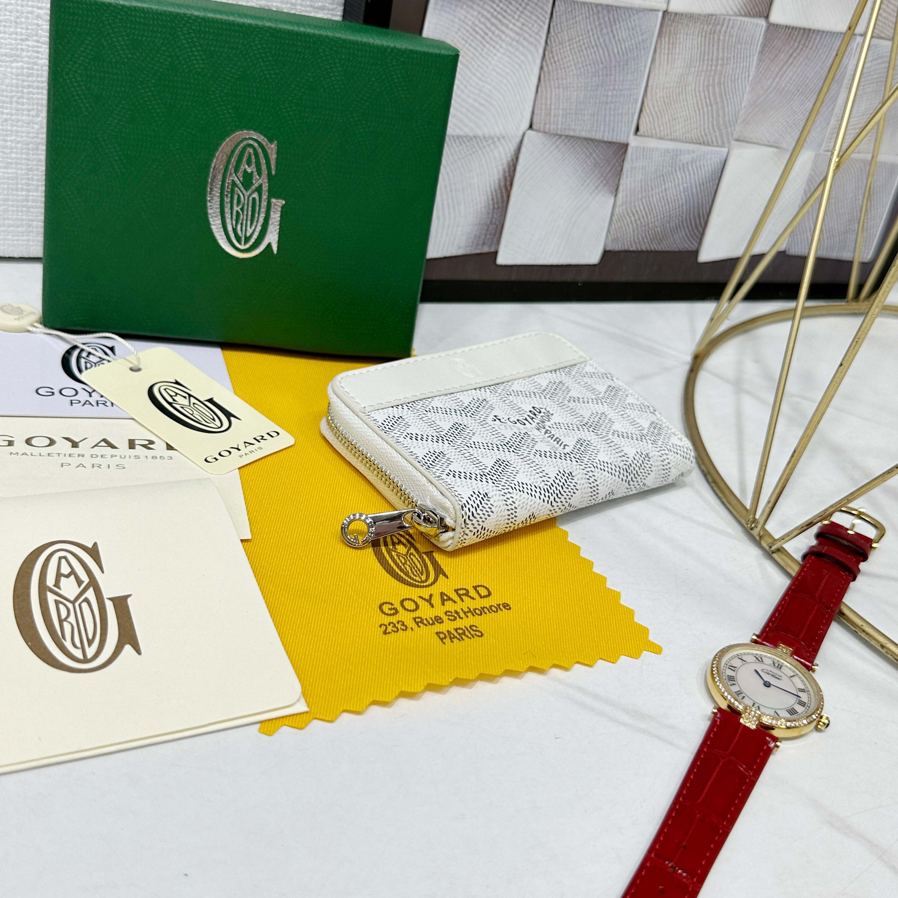 戈雅Matignon Mini 零钱包采用全拉链开合设计。其中部隔层可存放硬币,而其内部贴袋可插入卡片或